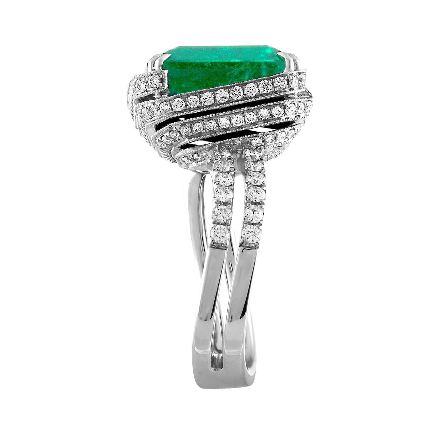 Contemporary AGL Certified 8.81 Carat Emerald and Diamond Gold Ring For Sale