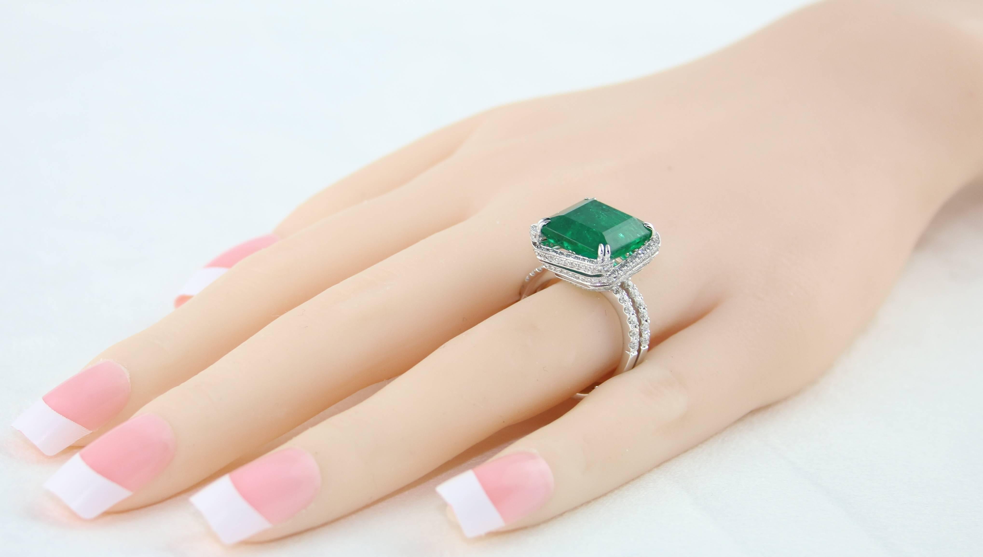 AGL Certified 8.81 Carat Emerald and Diamond Gold Ring In New Condition For Sale In New York, NY
