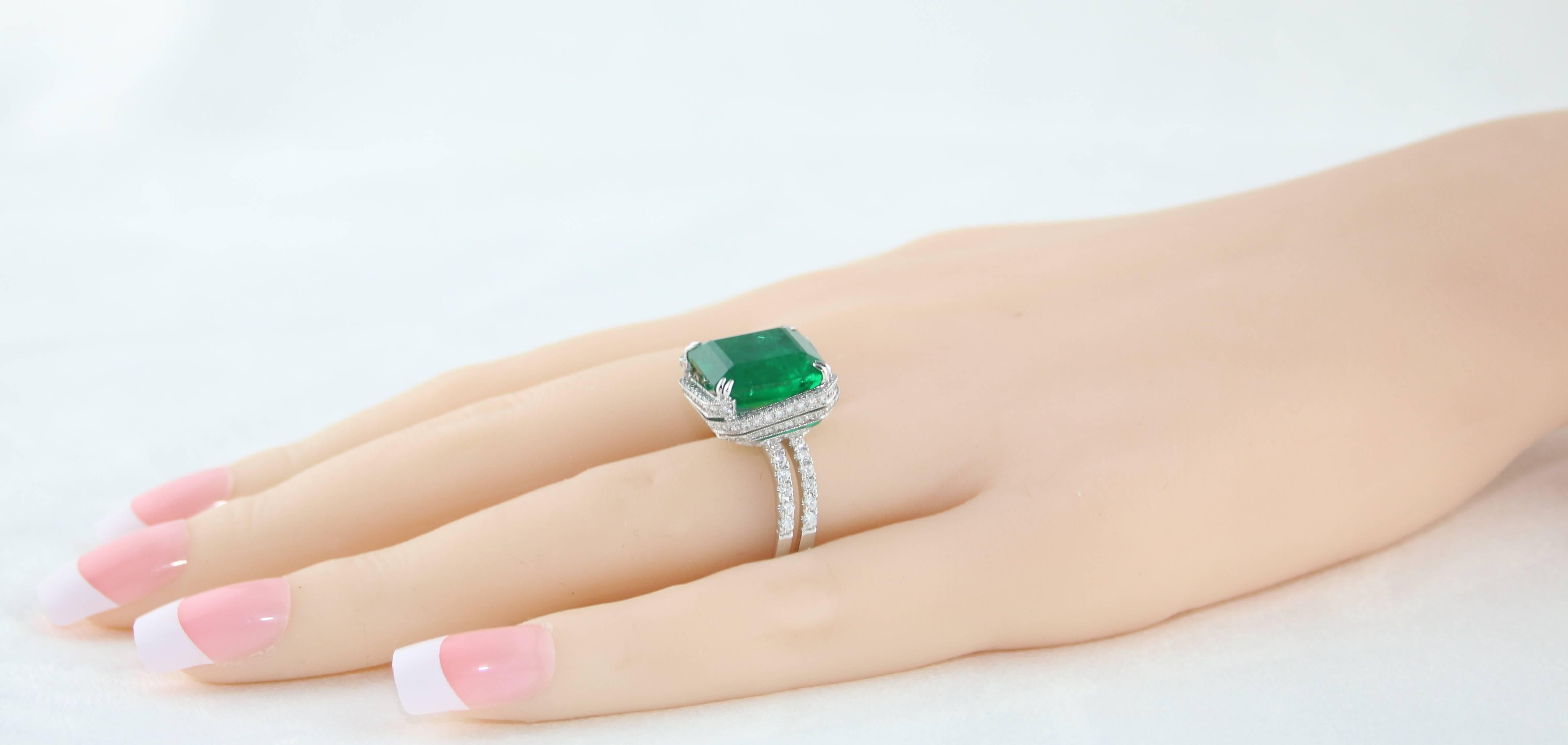Women's AGL Certified 8.81 Carat Emerald and Diamond Gold Ring For Sale