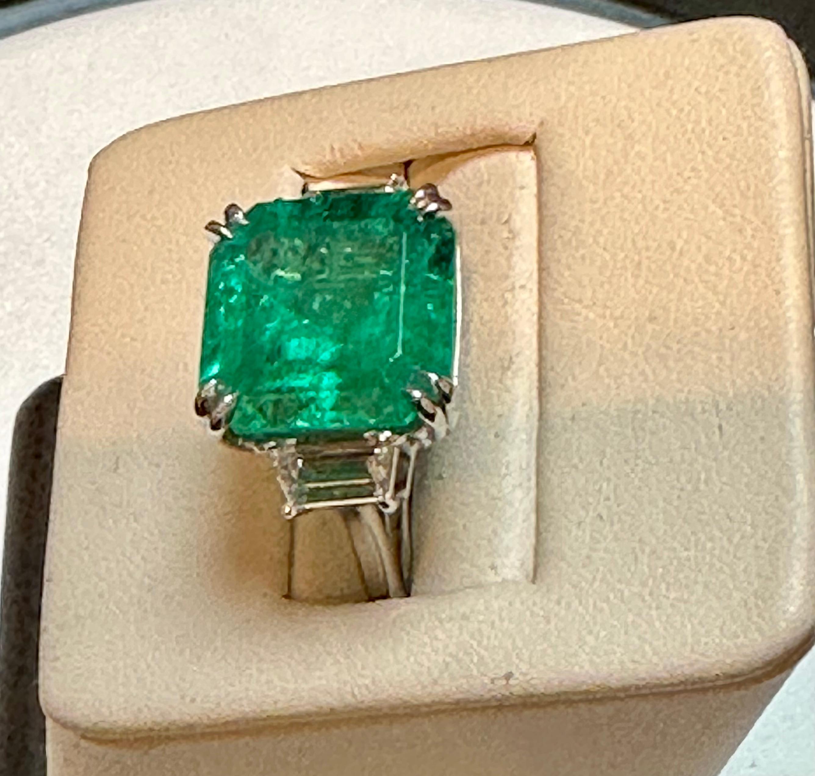AGL Certified 8.90 Colombian Emerald , Insignificant & Solitaire Diamond Ring  In Excellent Condition For Sale In New York, NY
