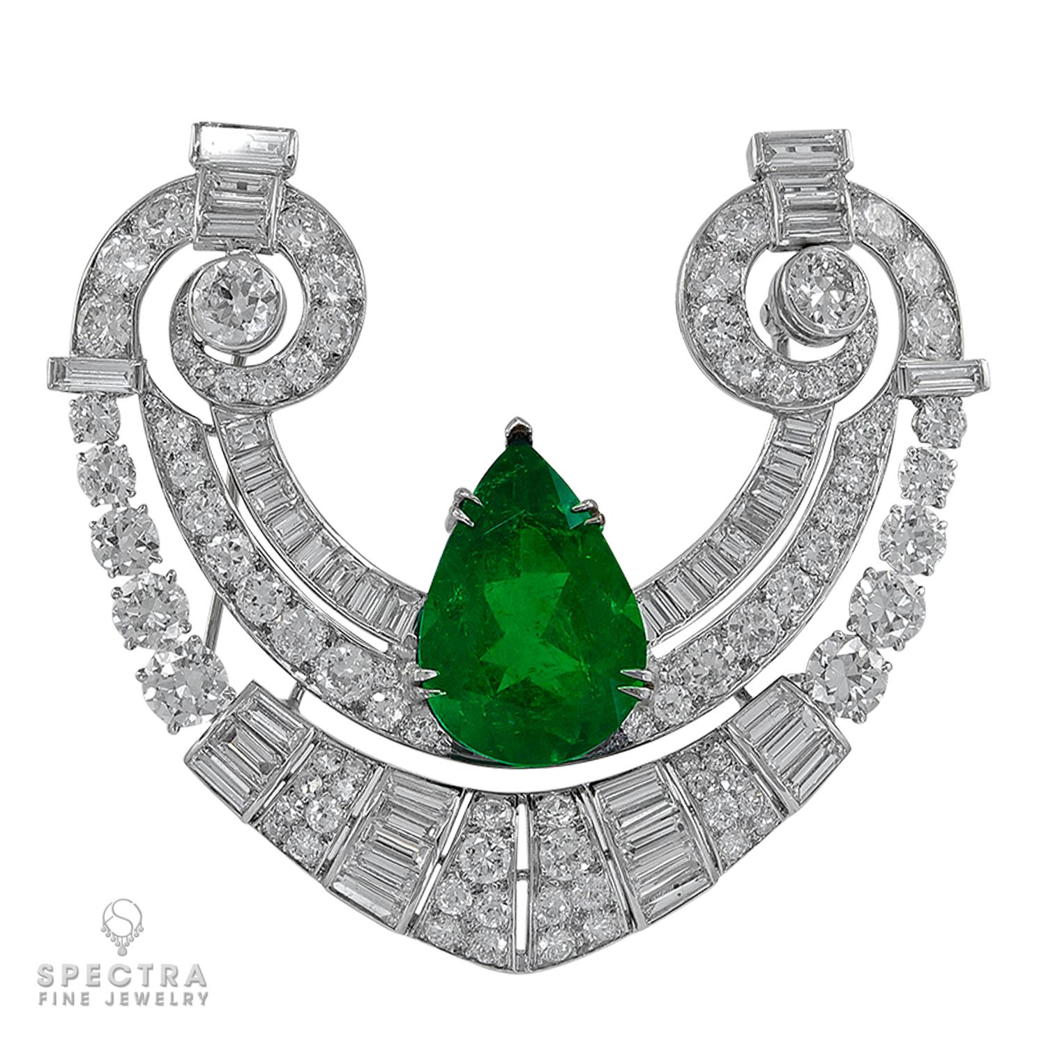Exemple frappant de l'élégance du milieu du siècle, cette épingle ancienne en émeraude et diamant des années 1950 est un trésor intemporel. En son centre repose une émeraude en forme de poire d'environ 9,00 carats, certifiée par AGL comme étant