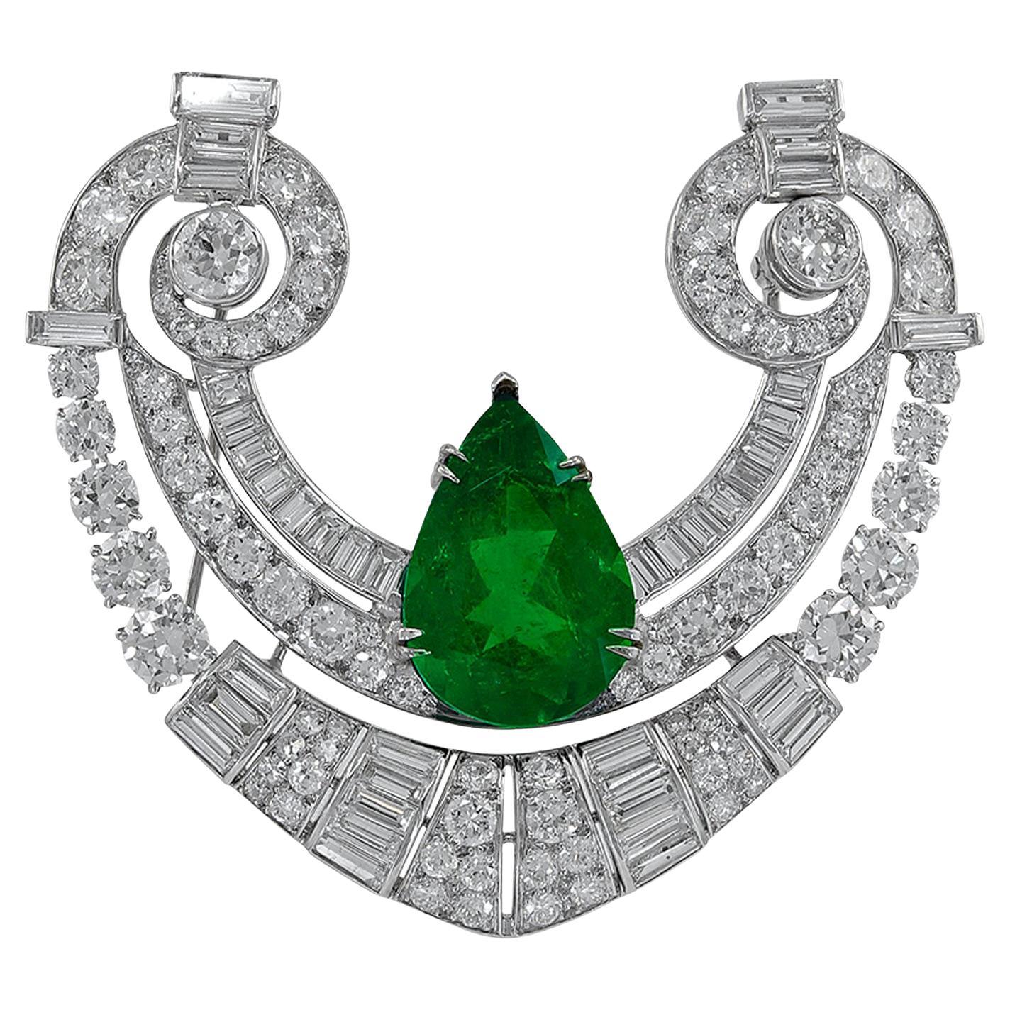 Broche en diamant émeraude colombienne de 9,00 carats certifiée AGL, vers les années 1950 en vente