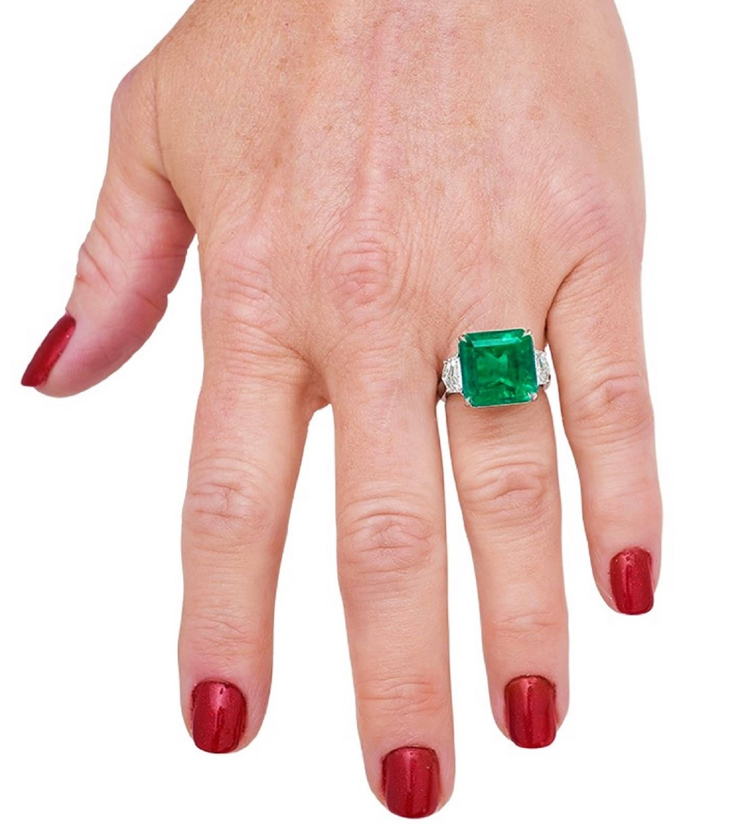 AGL Certified 9.67 Carat Colombian Emerald Diamond Platinum Ring  In New Condition For Sale In Calabasas, CA