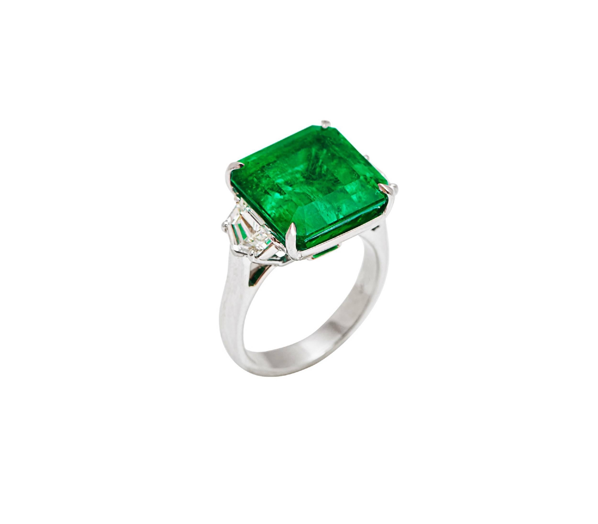 Women's AGL Certified 9.67 Carat Colombian Emerald Diamond Platinum Ring  For Sale