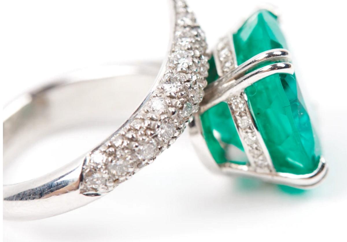Contemporary AGL Certified 9.67 Carat Emerald Diamond Ring INSIGNIFICANT OIL For Sale