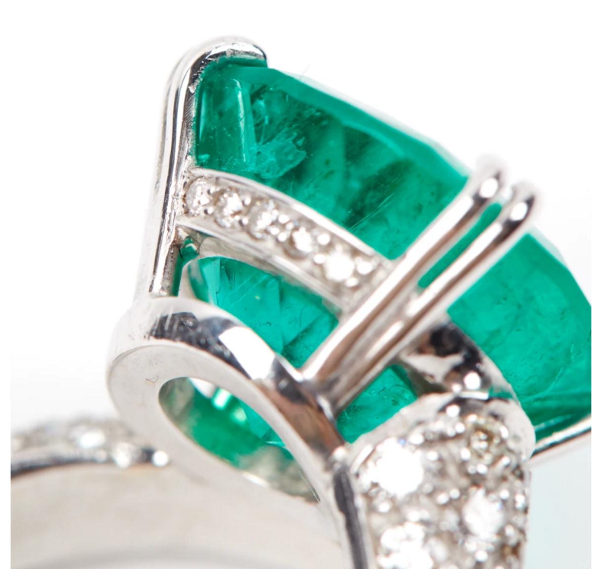 Round Cut AGL Certified 9.67 Carat Emerald Diamond Ring INSIGNIFICANT OIL For Sale