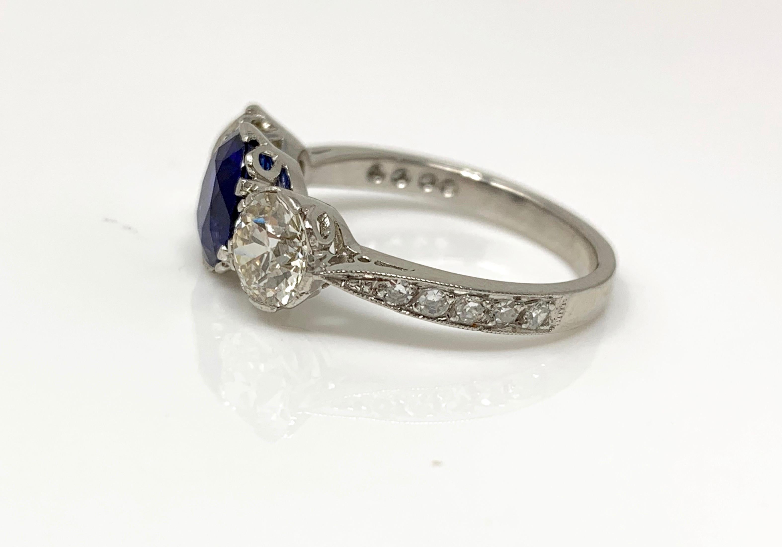 Taille ovale Bague à trois pierres certifiée AGL, saphir bleu ovale de taille mixte et diamant blanc en vente