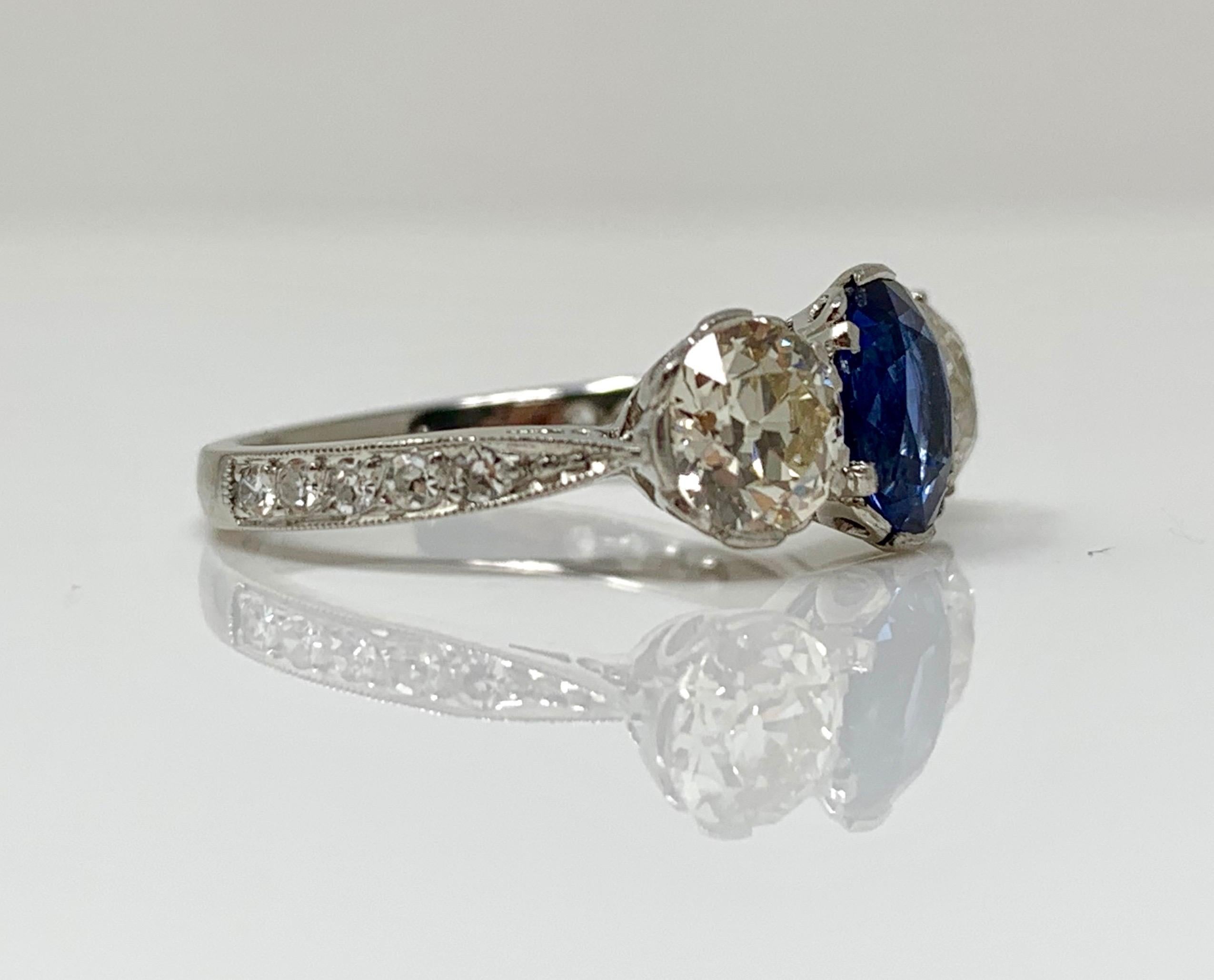 Bague à trois pierres certifiée AGL, saphir bleu ovale de taille mixte et diamant blanc Neuf - En vente à New York, NY