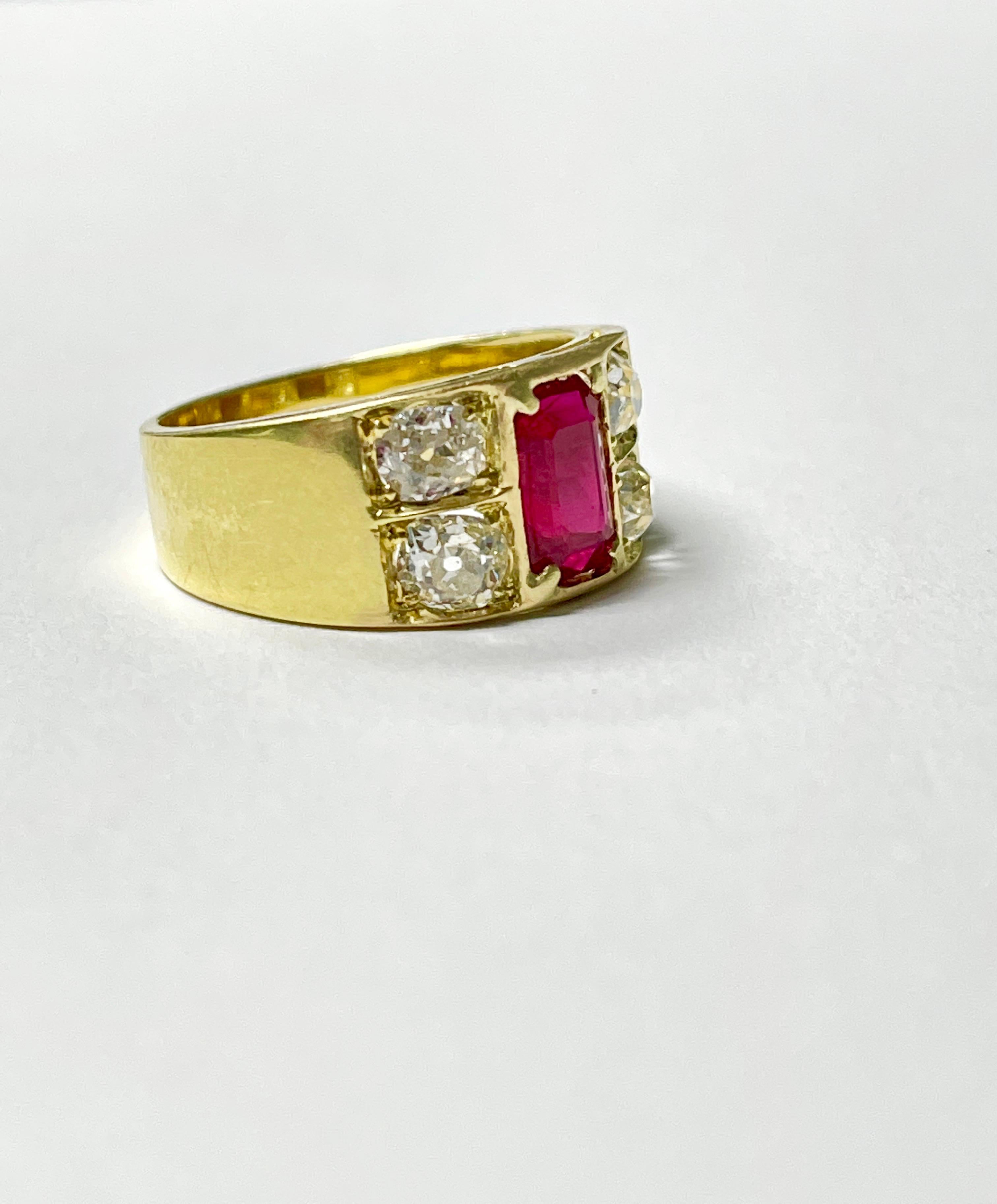 18 Karat Gelbgold Ring, AGL zertifizierter burmesischer erhitzter Rubin und Diamant im Smaragdschliff im Zustand „Hervorragend“ im Angebot in New York, NY