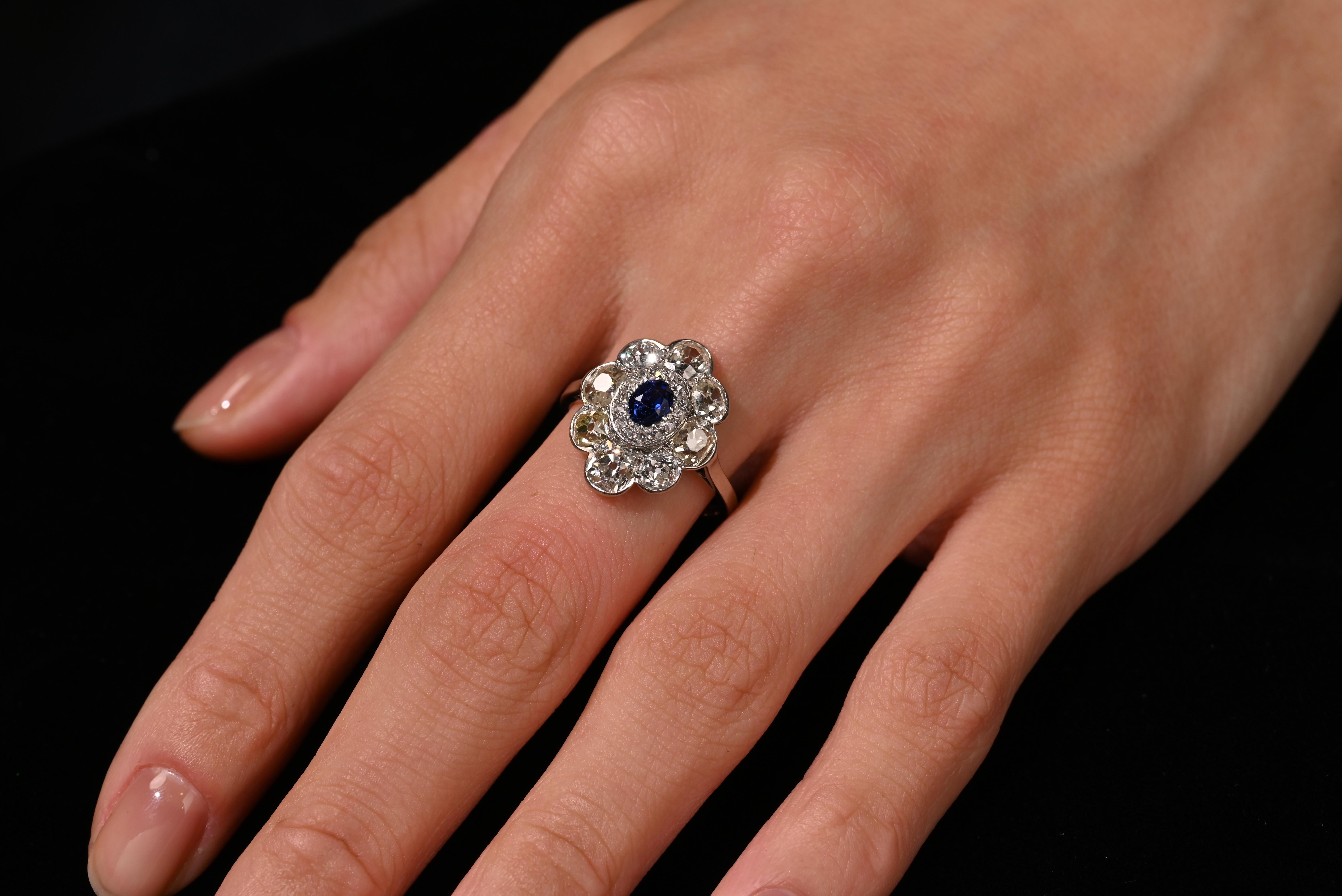 Wir präsentieren diesen Vintage-Retro-Ära-Ring mit ovalem blauem Saphir und altem Euro-Diamanten im Halo-Schliff, gefasst in Platin. Dieser historische Ring enthält einen AGL-zertifizierten blauen Saphir von 0,50 Karat burmesischer Herkunft, der