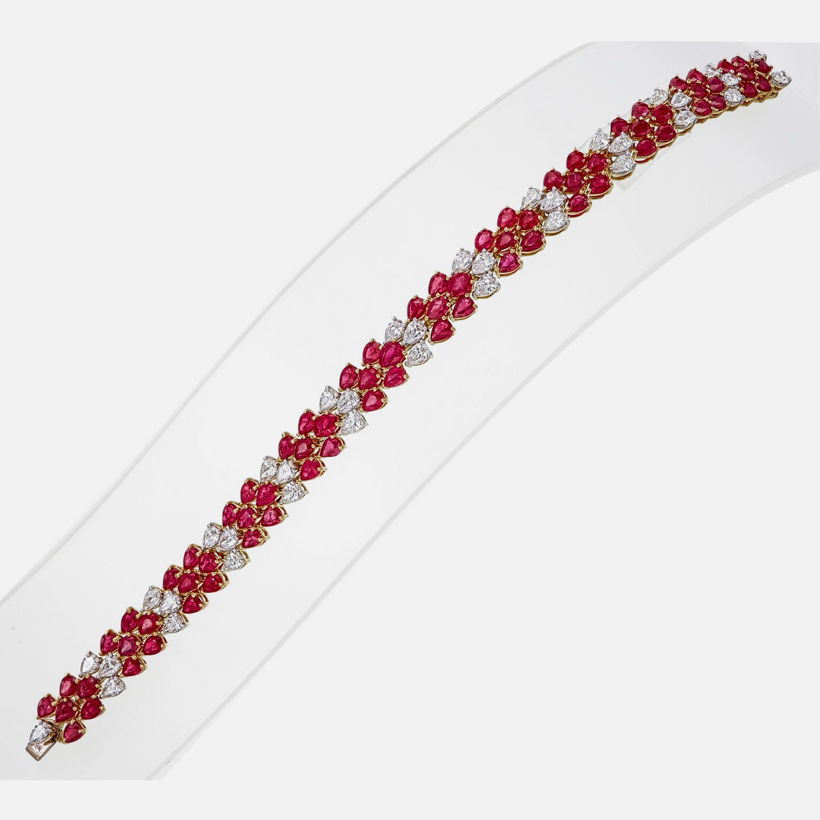 Bene  bracciale senza tempo con rubini e diamanti realizzato in oro 18 carati da REWA jewell. Questo braccialetto unico abbraccia il minimalismo con il suo design semplice, ma allo stesso tempo elegante; è perfetto per essere indossato in uno stile