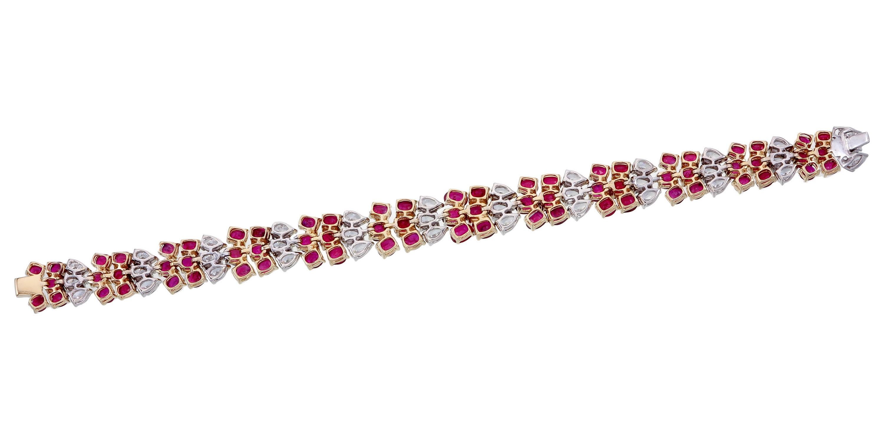 Taglio a goccia Rubino riscaldato birmano certificato AGL  Bracciale con diamanti e oro bianco 18 carati in vendita