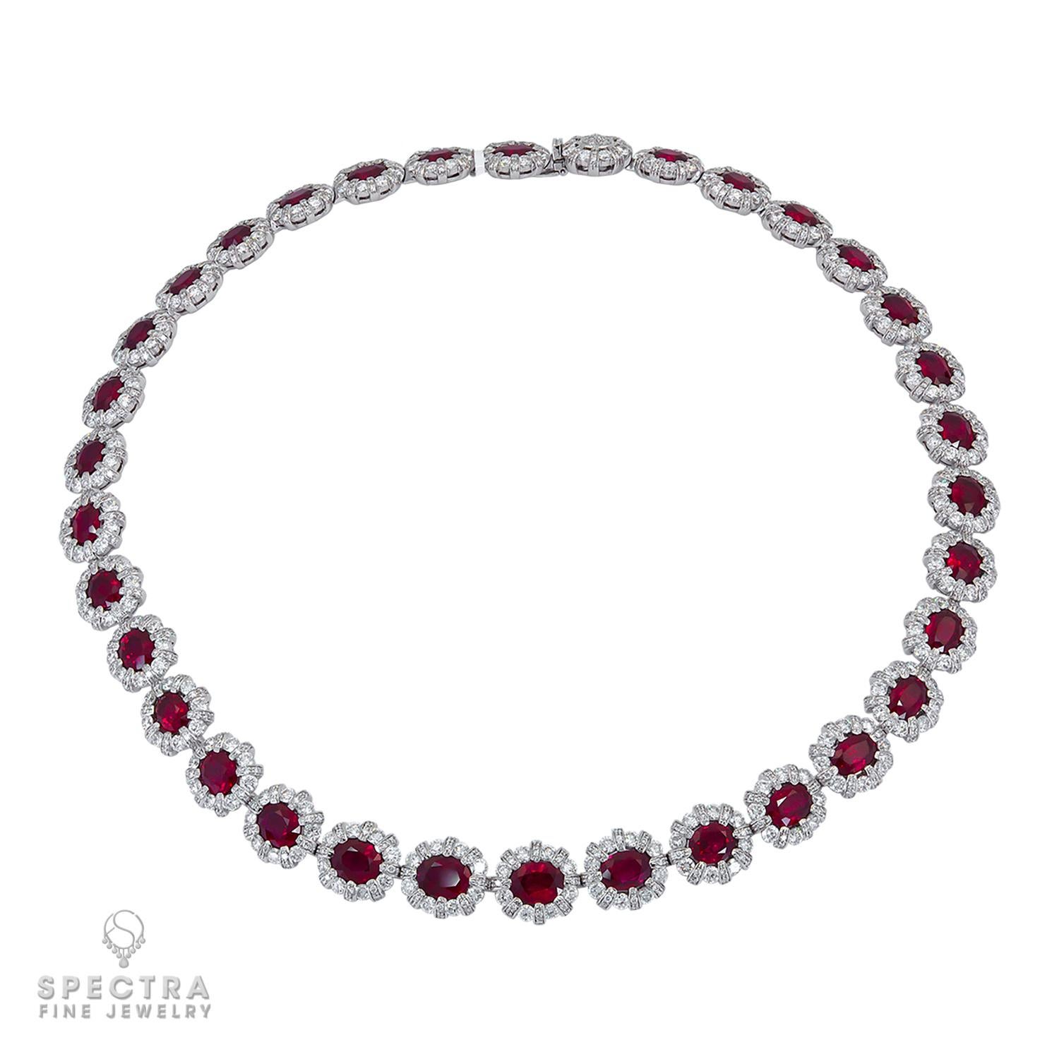 Una bellissima collana impreziosita da rubini riscaldati birmani e diamanti, incastonati in oro bianco 18 carati.
33 rubini ovali per un peso totale di 34,81 carati.
Accompagnato da un certificato AGL n. 1098179 che attesta l'origine birmana dei