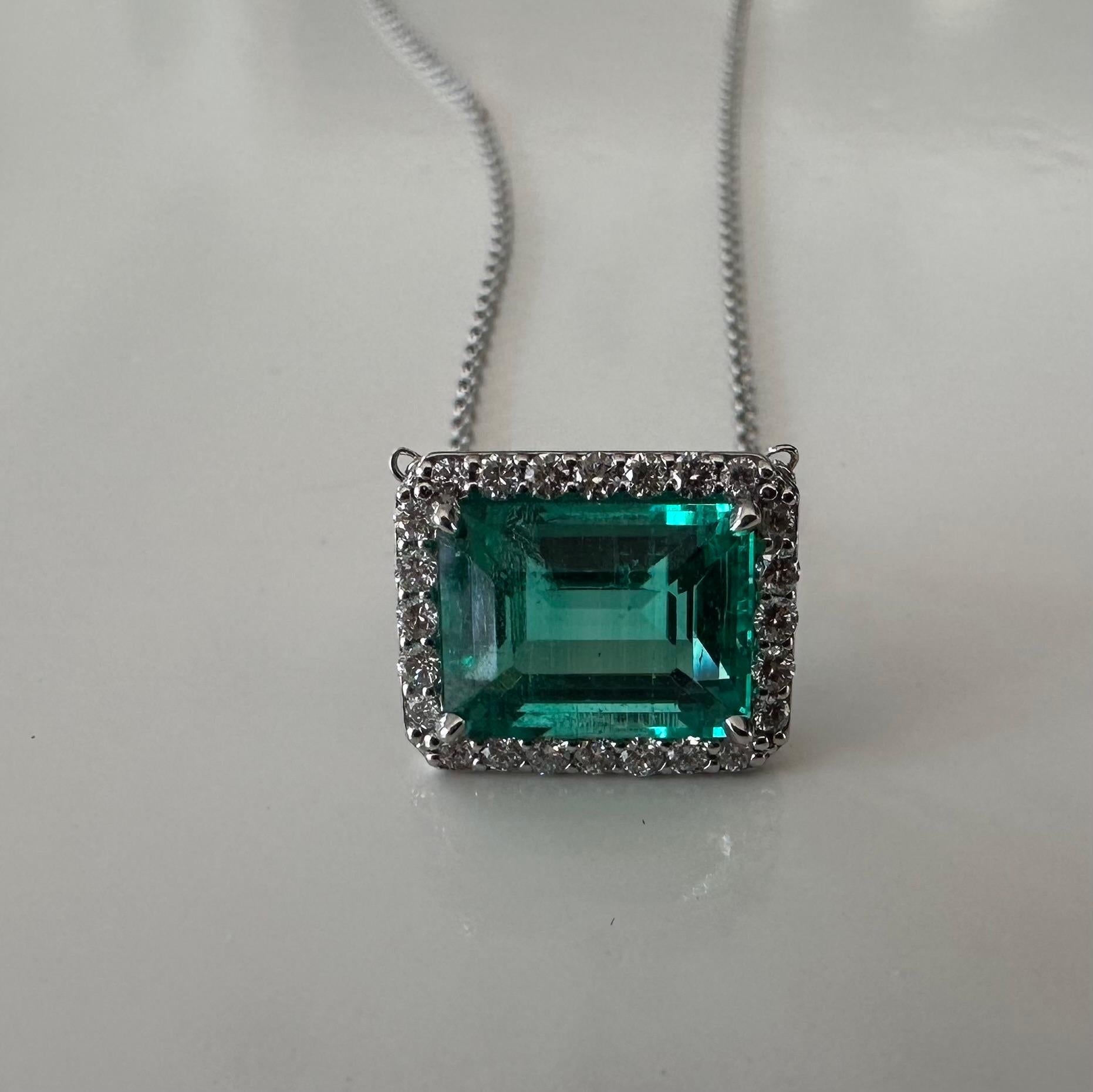 AGL Certified Colombian Emerald and Diamond Halo Pendant Necklace  In New Condition For Sale In Denver, CO