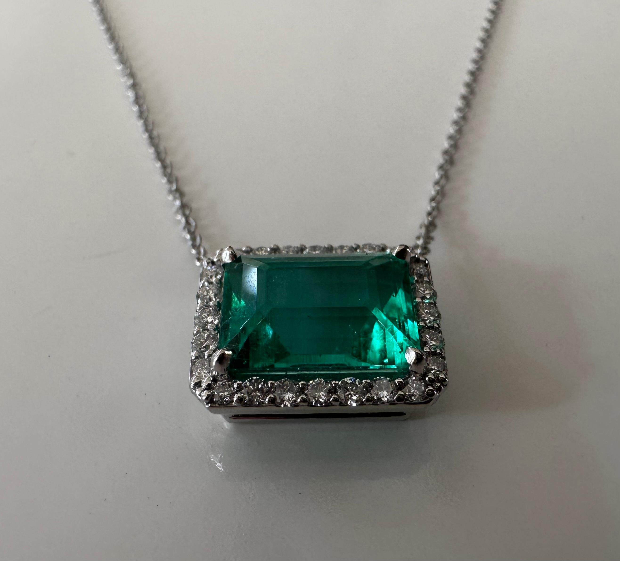 AGL Certified Colombian Emerald and Diamond Halo Pendant Necklace  For Sale 2