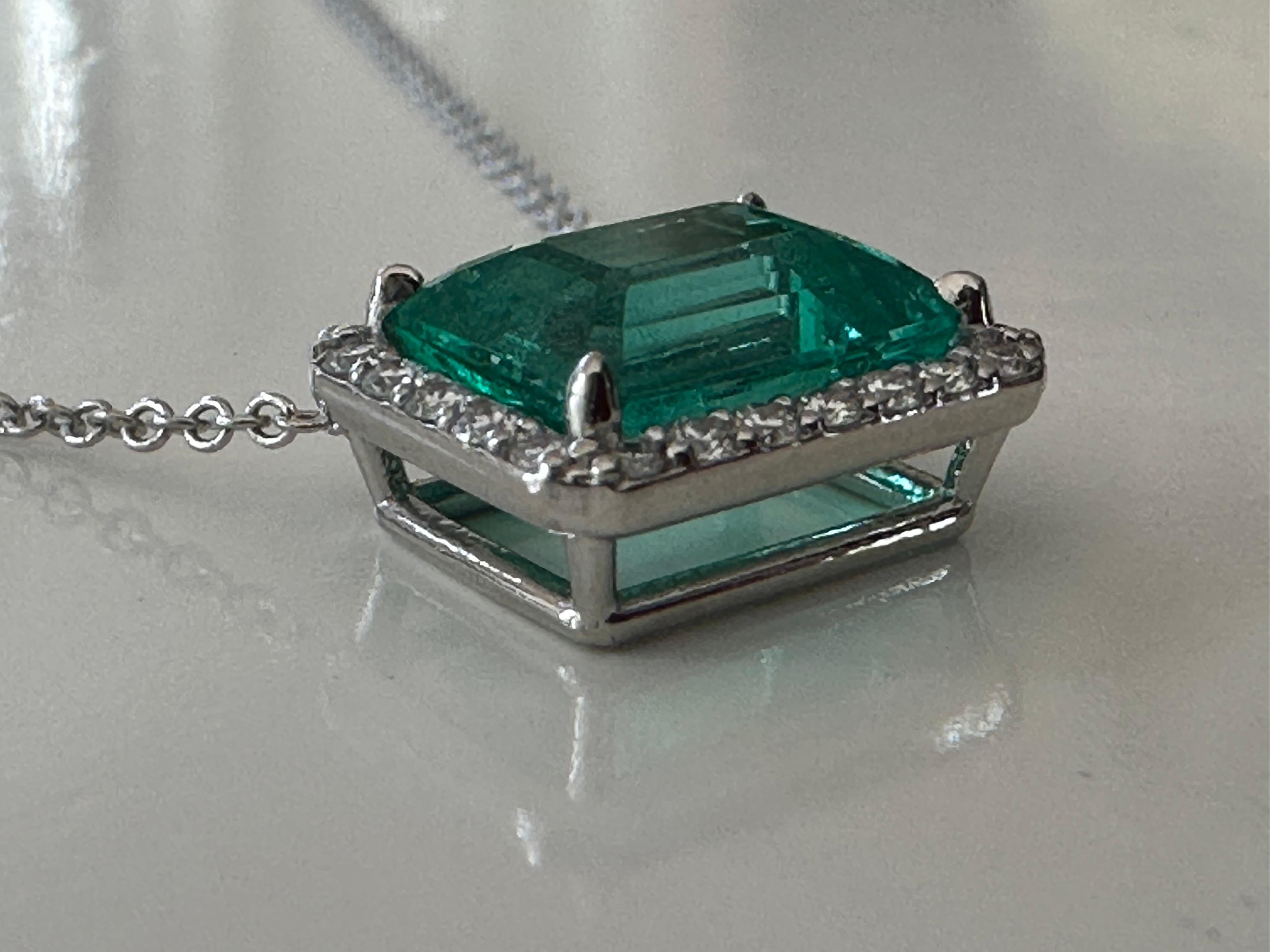 AGL Certified Colombian Emerald and Diamond Halo Pendant Necklace  For Sale 3