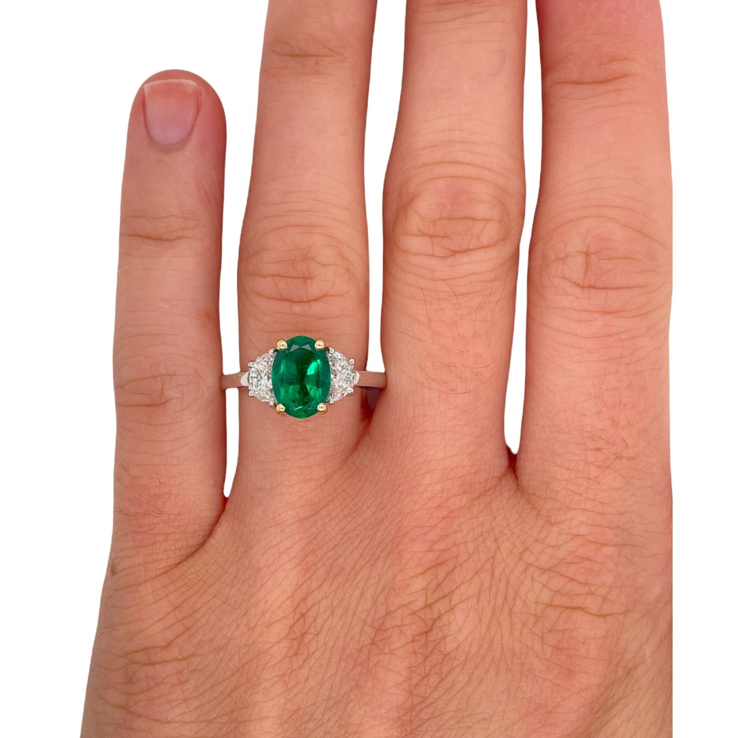 Platin- und 18 Karat Platinring mit drei Steinen, AGL-zertifizierter kolumbianischer Smaragd und Diamant (Ovalschliff) im Angebot
