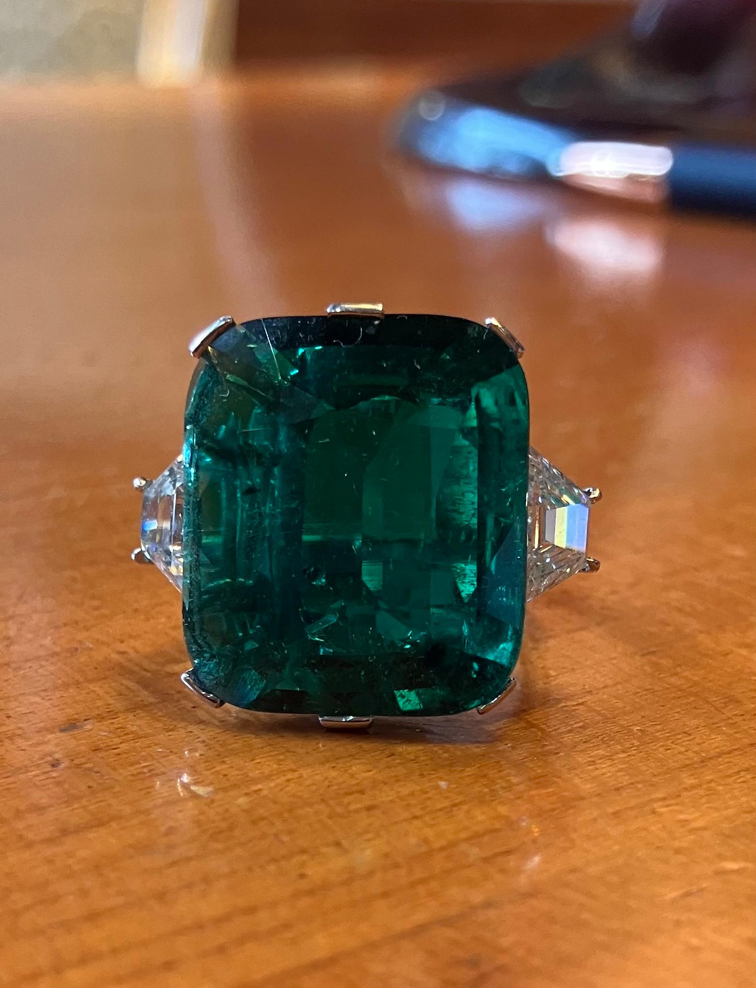 Taille brillant Émeraude colombienne certifiée AGL, sans huile 17,61 carats  Par LR en vente