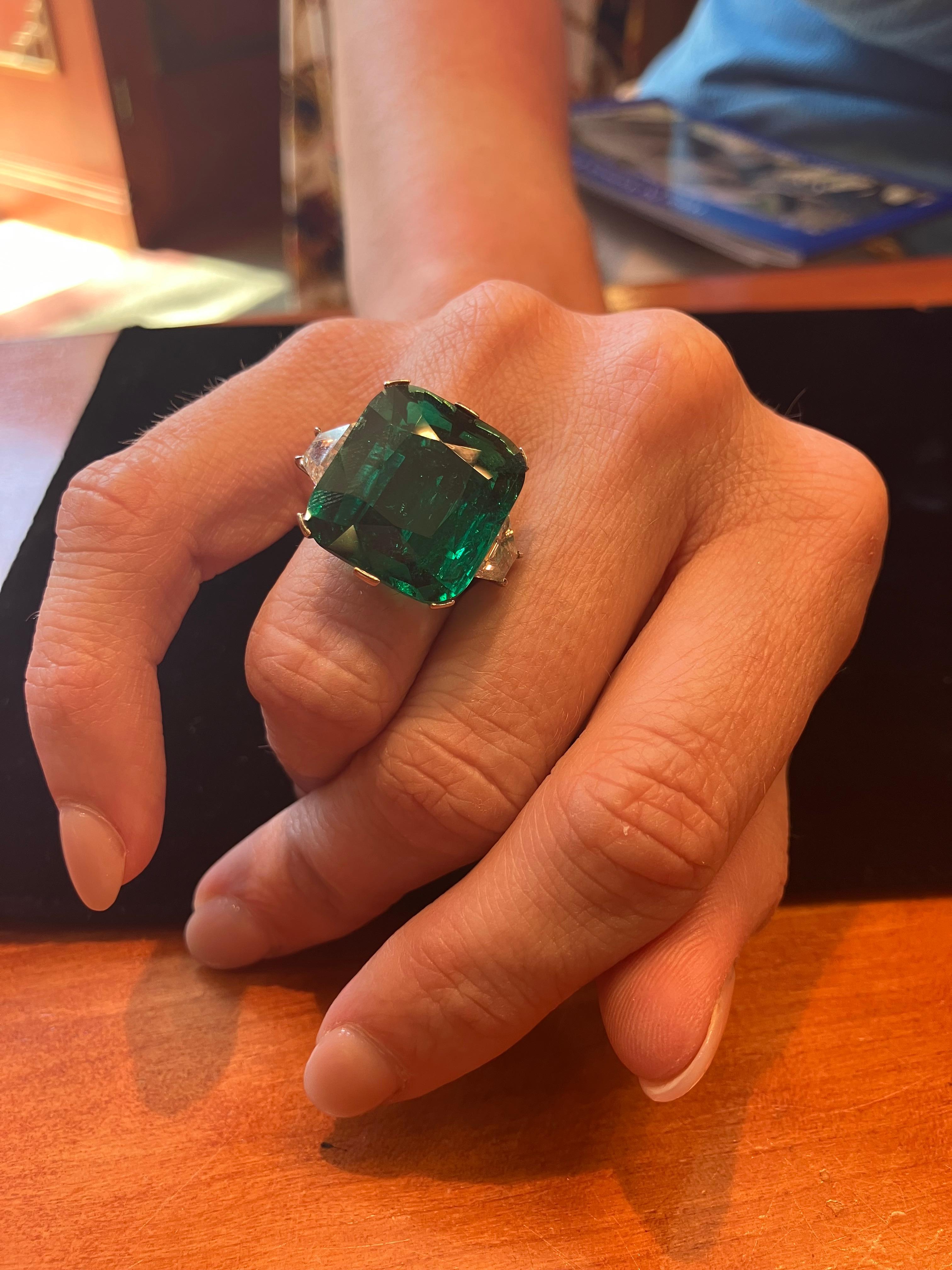 Émeraude colombienne certifiée AGL, sans huile 17,61 carats  Par LR en vente 1