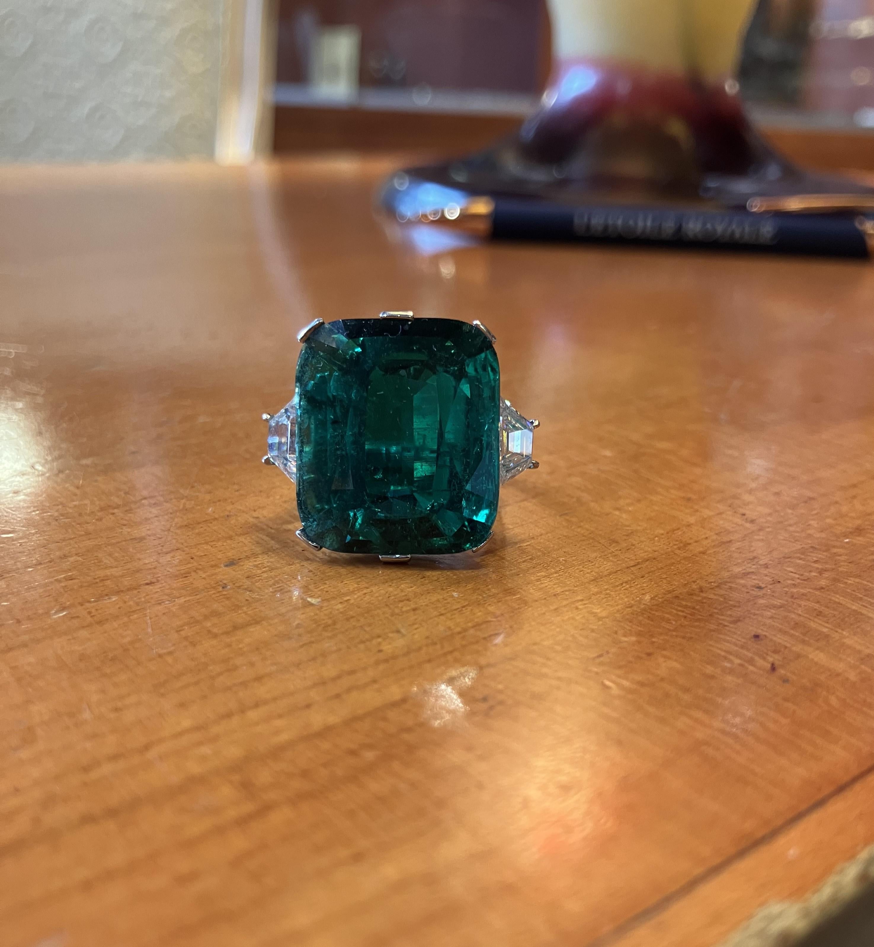 AGL Certified Colombian Emerald No Oil 17.61 Carat  By LR In Excellent Condition For Sale In Palm Beach, FL