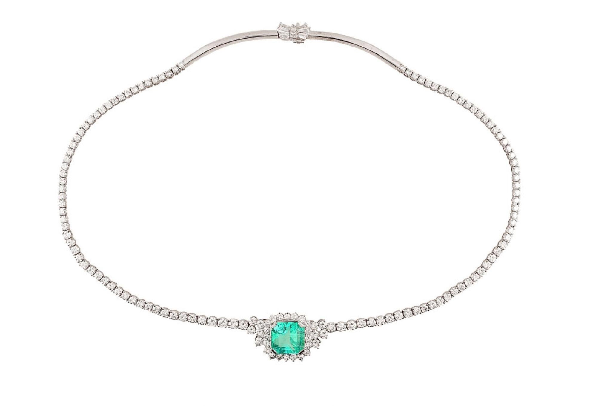 Questa squisita collana tennis in platino con smeraldi colombiani e diamanti è un raro pezzo da collezione che emana una raffinatezza senza tempo e un fascino da tappeto rosso. Al centro c'è uno straordinario smeraldo colombiano da 9,60 carati,