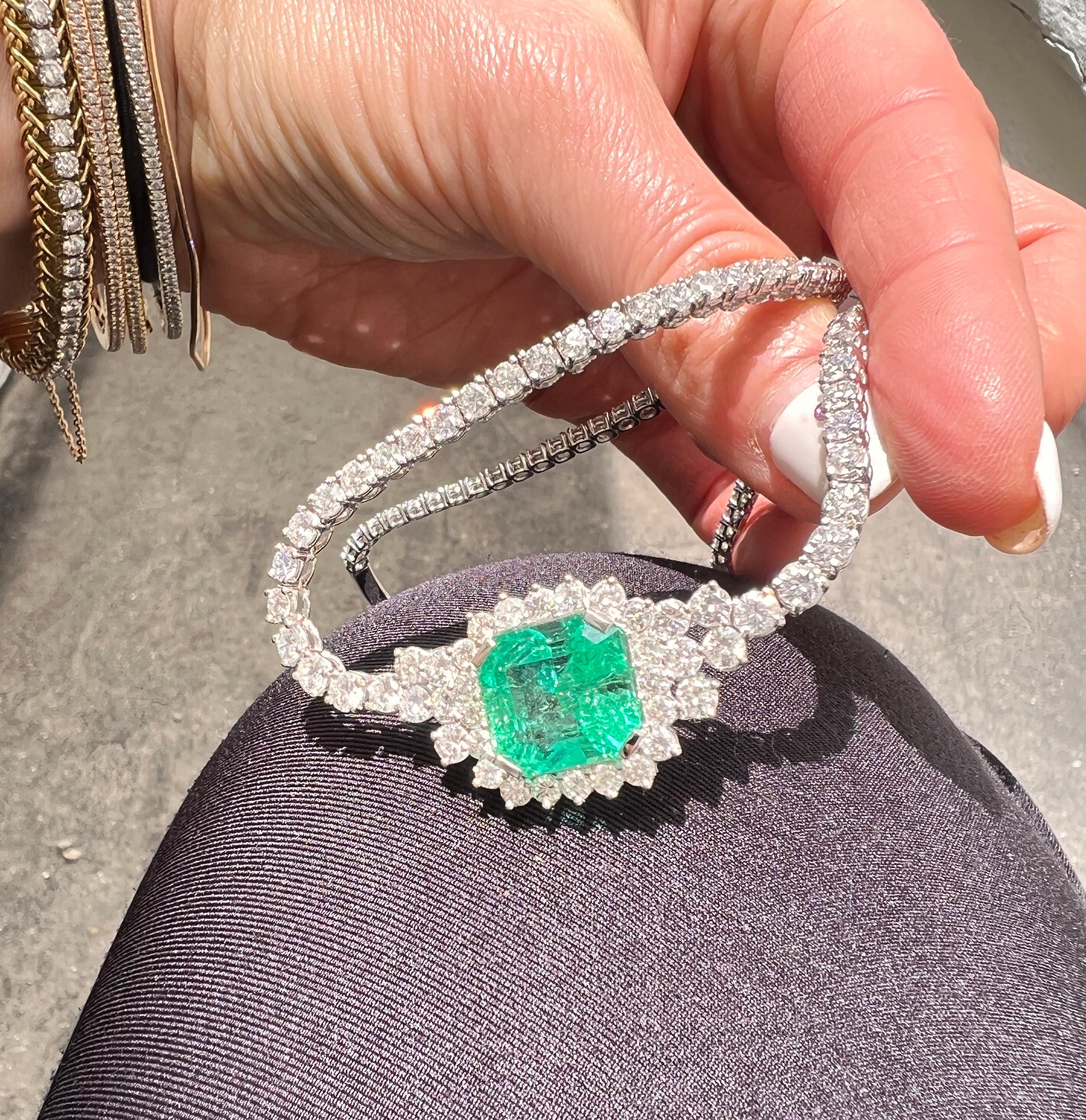 Donna Collana con ciondolo di smeraldo colombiano e diamanti AGL Certified Tennis in vendita
