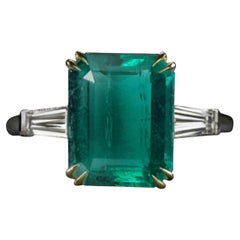 Anello in oro 18kt con smeraldo verde colombiano certificato e diamante baguette affusolato AGL