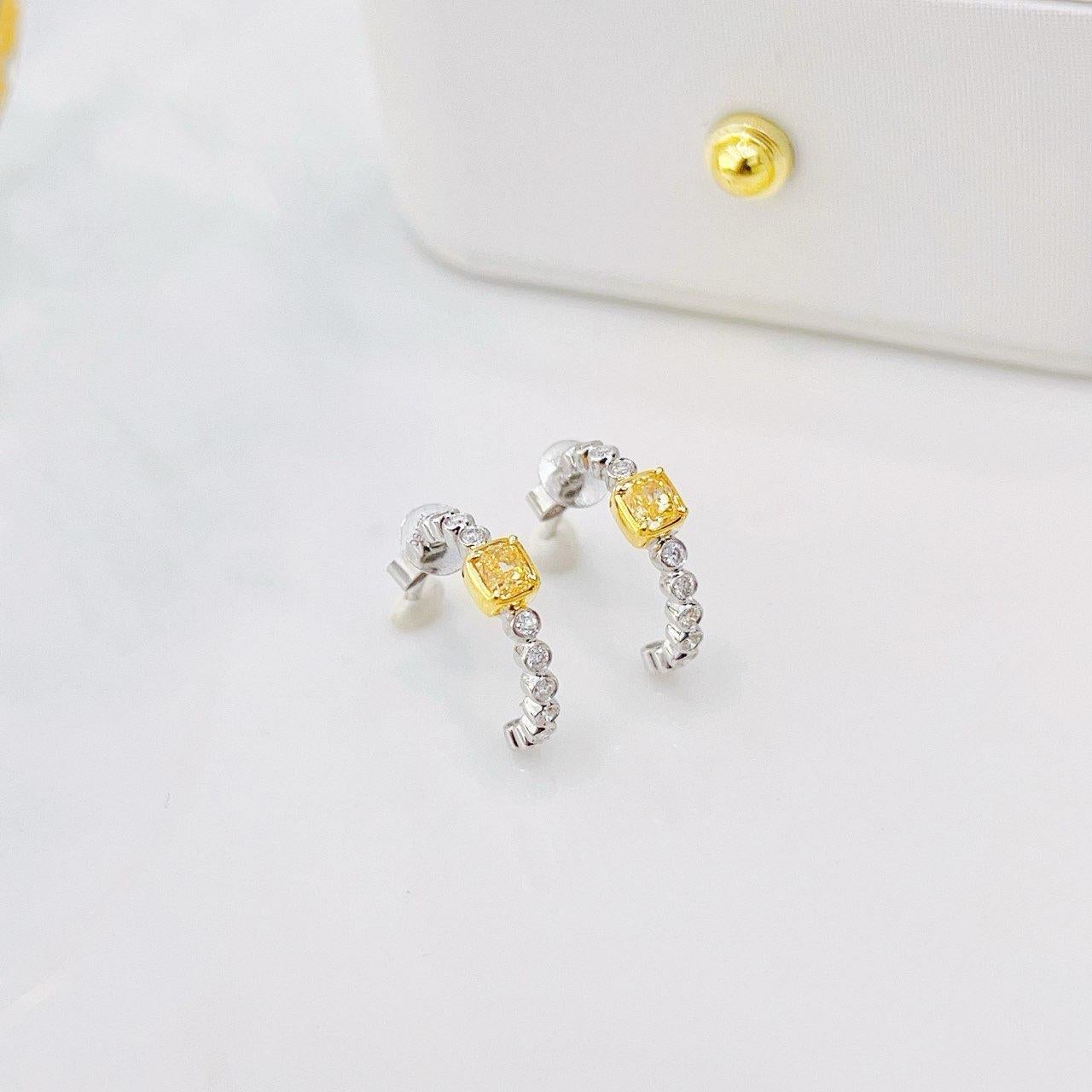 Boucles d'oreilles en or blanc 18 carats, diamants jaunes taille coussin et diamants certifiés AGL

2 diamants taille coussin - 0,36 CT
Diamants - 0,20 CT
Poids total - 1,84 GM