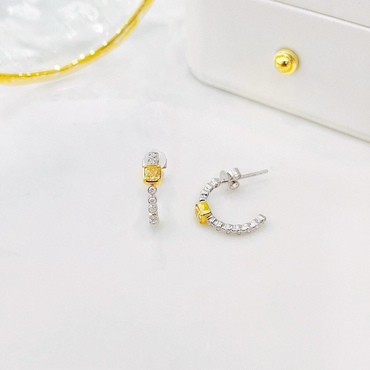 Moderne Boucles d'oreilles en or blanc 18 carats, diamants jaunes taille coussin et diamants certifiés AGL en vente