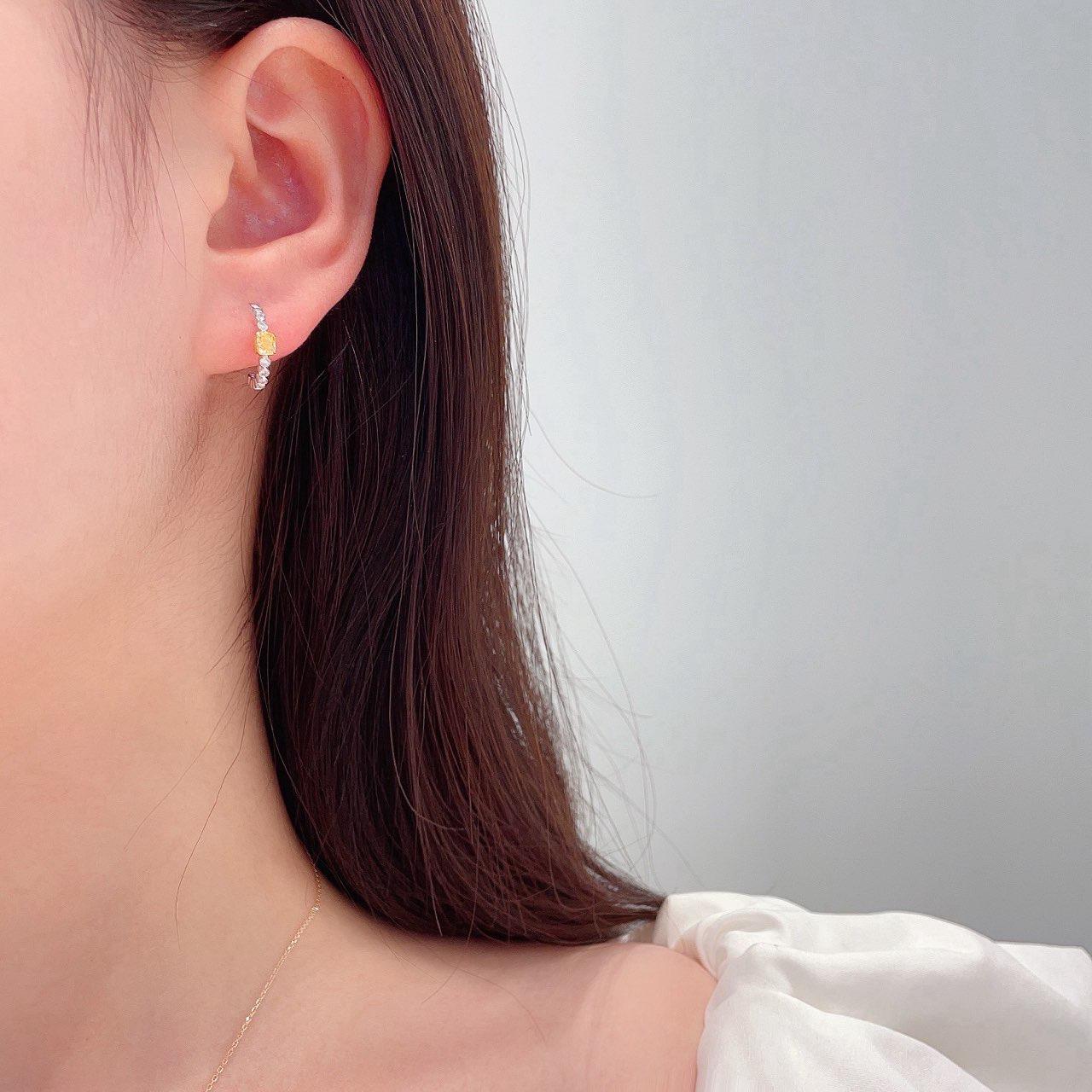 Boucles d'oreilles en or blanc 18 carats, diamants jaunes taille coussin et diamants certifiés AGL Neuf - En vente à Kowloon, HK