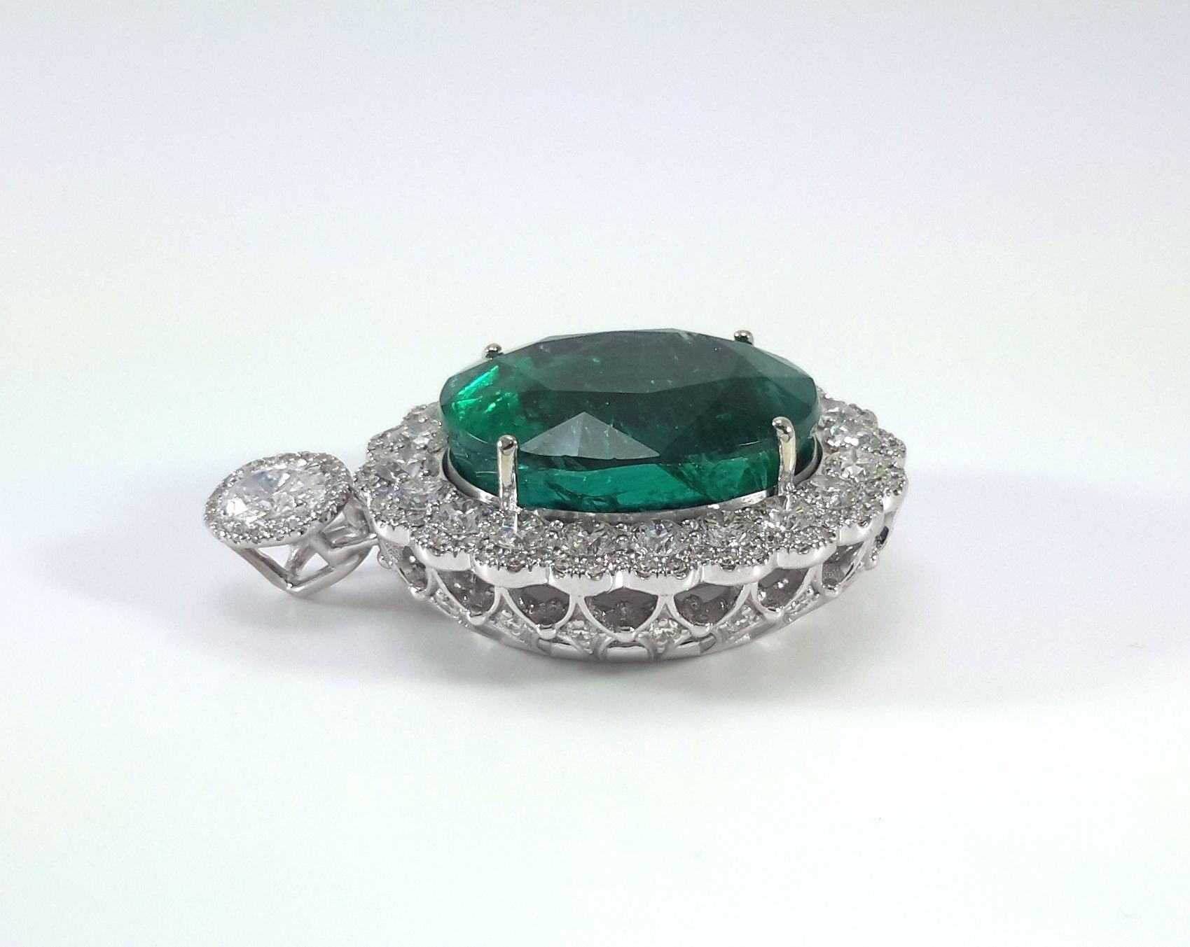 Ce pendentif saisissant met en valeur une remarquable émeraude ovale zambienne de 30,41 carats, certifiée par AGL, ce qui en fait une pièce exceptionnelle de rareté et de prestige. L'émeraude présente une couleur verte profonde et saturée, rayonnant