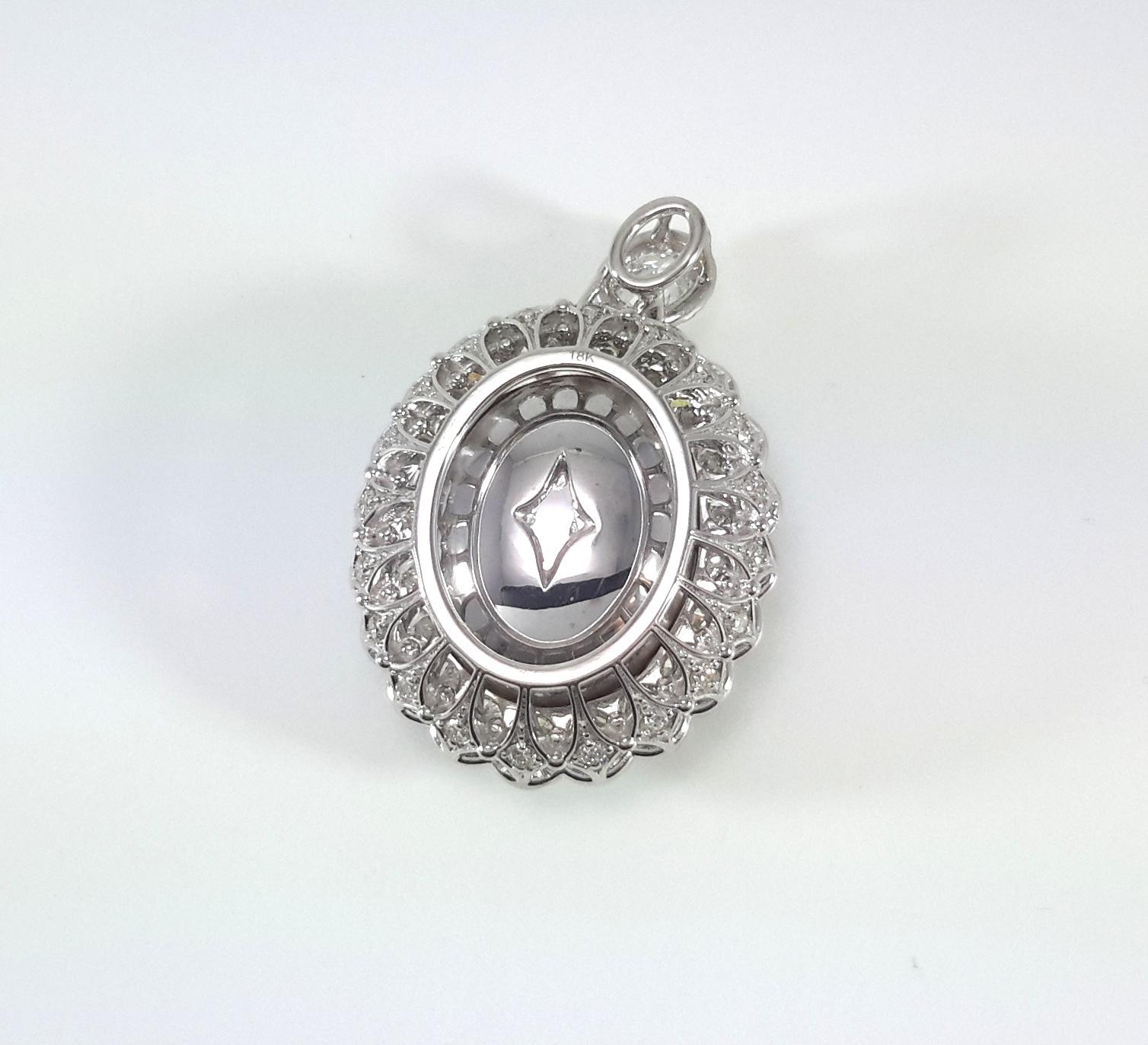 Taille ovale AGL Emeraude certifiée 30,41 ct pendentif halo diamant en vente