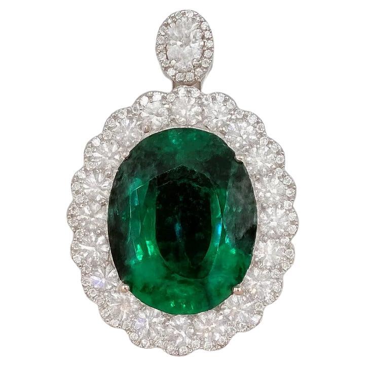 AGL Emeraude certifiée 30,41 ct pendentif halo diamant en vente