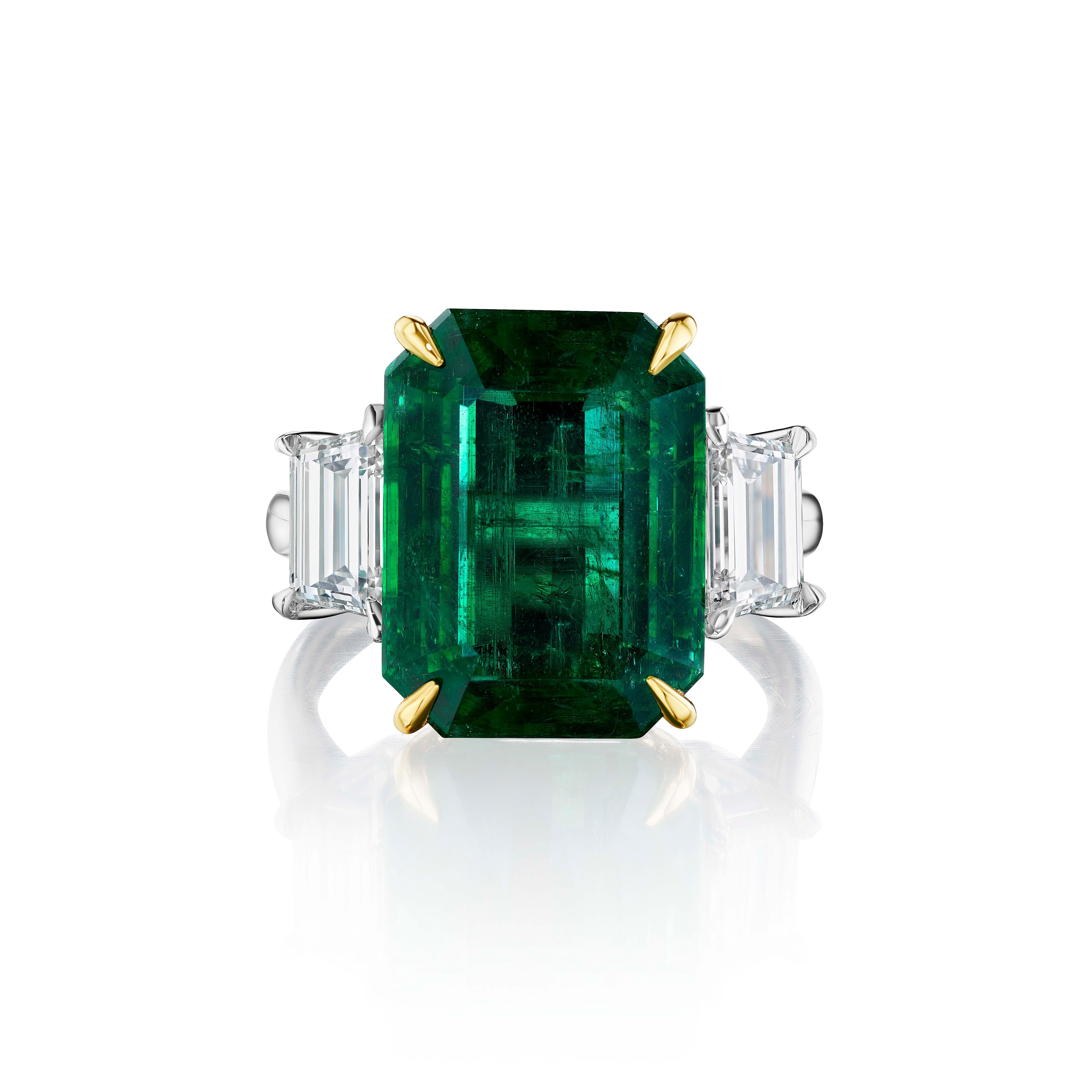 AGL Certified Emerald and Diamond Ring In New Condition For Sale In New York, NY