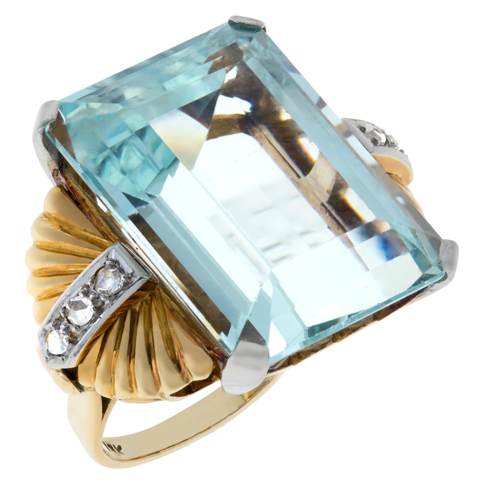 AGL certified Emerald cut Aquamarine approx. 30 carats set in yellow gold ring In Excellent Condition For Sale In Surfside, FL