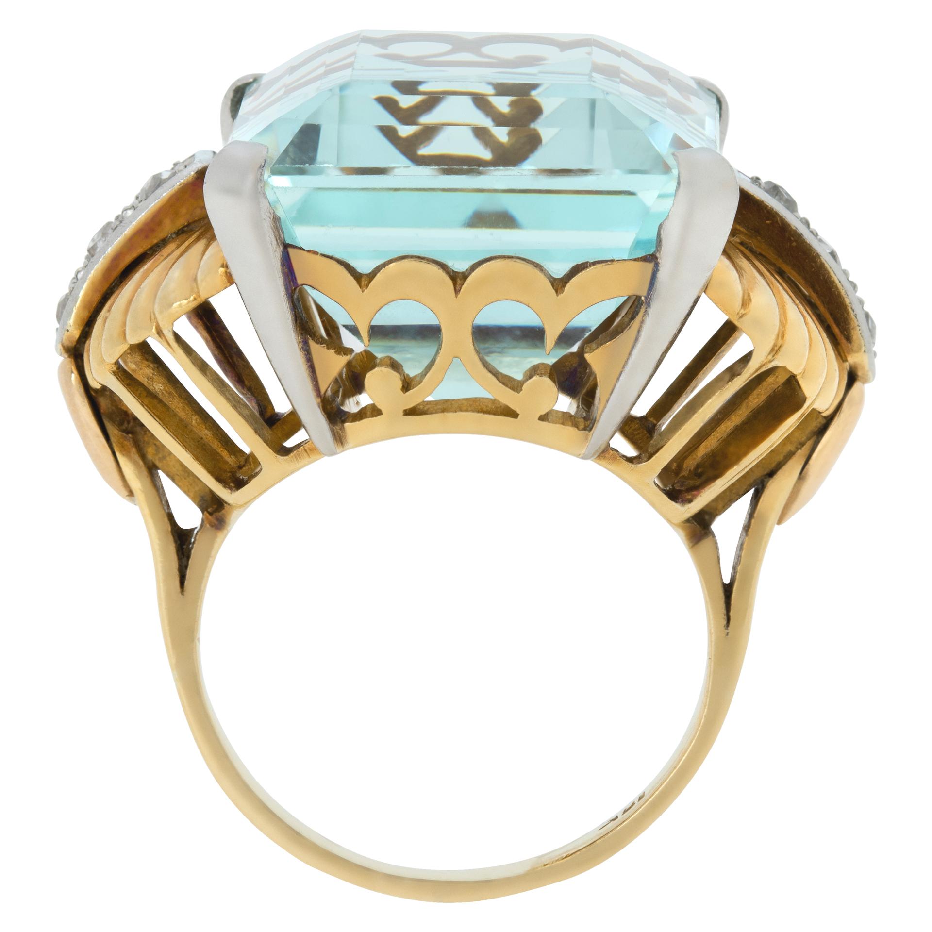 Women's AGL certified Emerald cut Aquamarine approx. 30 carats set in yellow gold ring For Sale