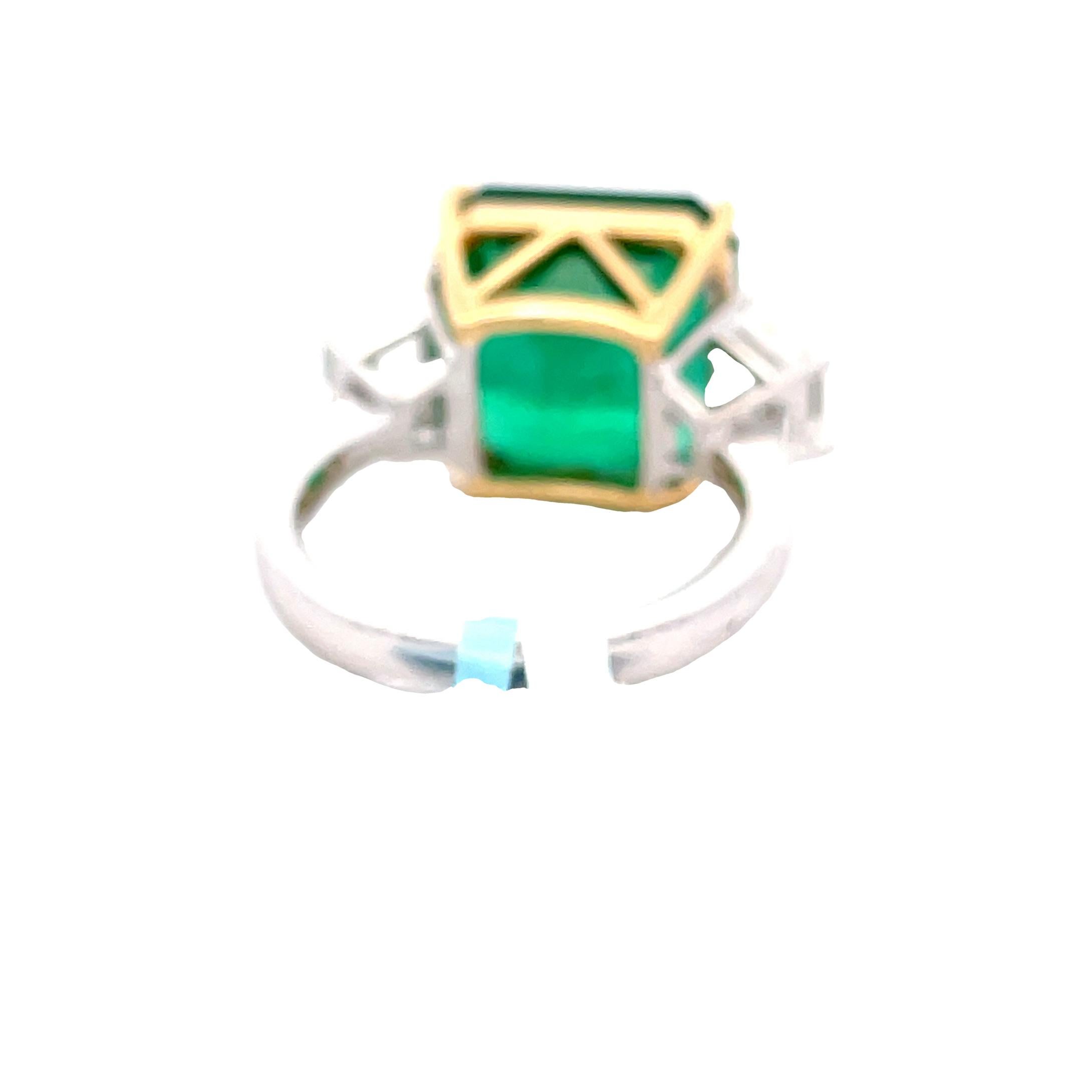 AGL Certified EMERALD OCTAGON 13.14 CT WHITE DIAMOND TRAPEZ 1.18 CT 18kw Ring  In New Condition For Sale In New York, NY