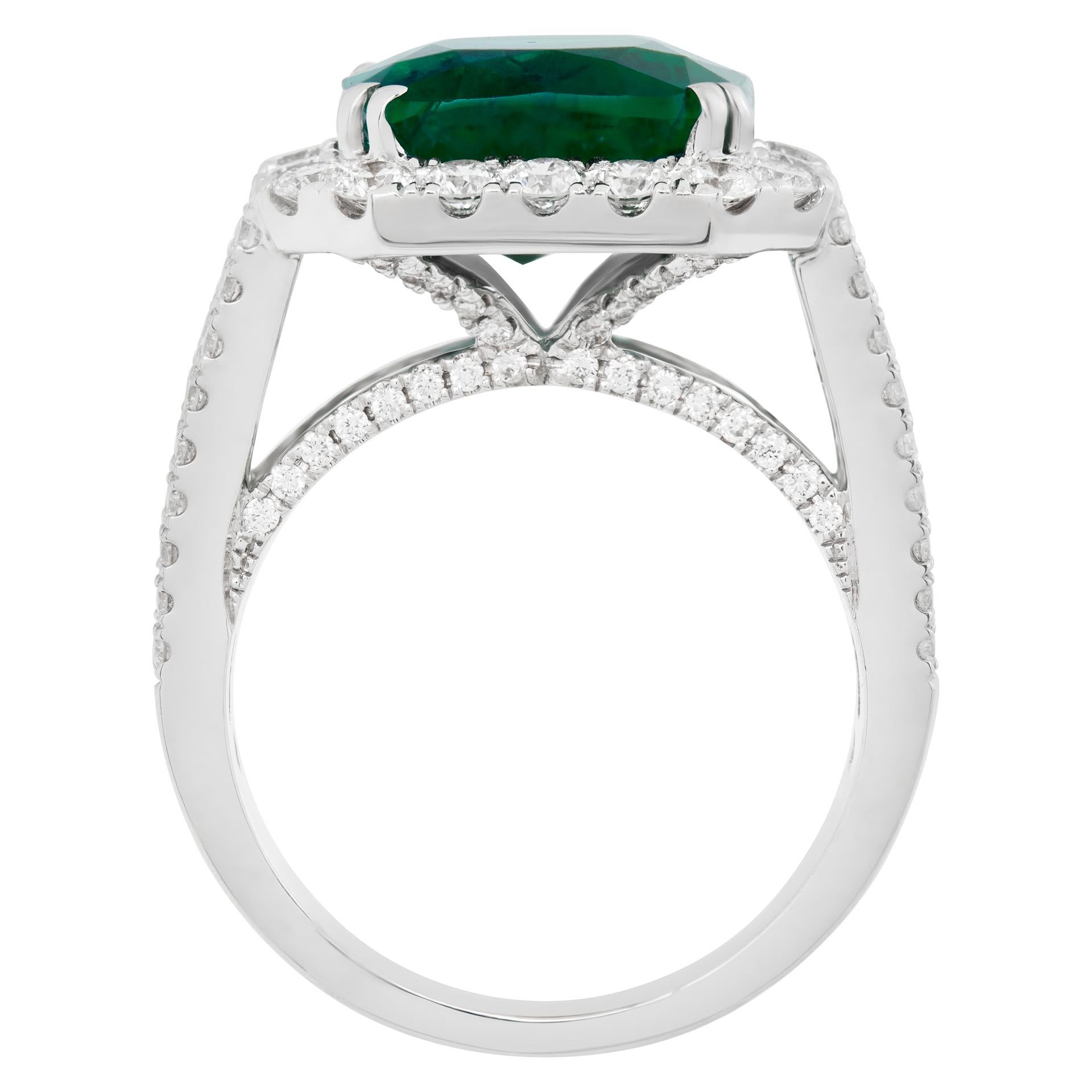 Women's AGL Certified Emerald ring with diamonds in white gold. For Sale