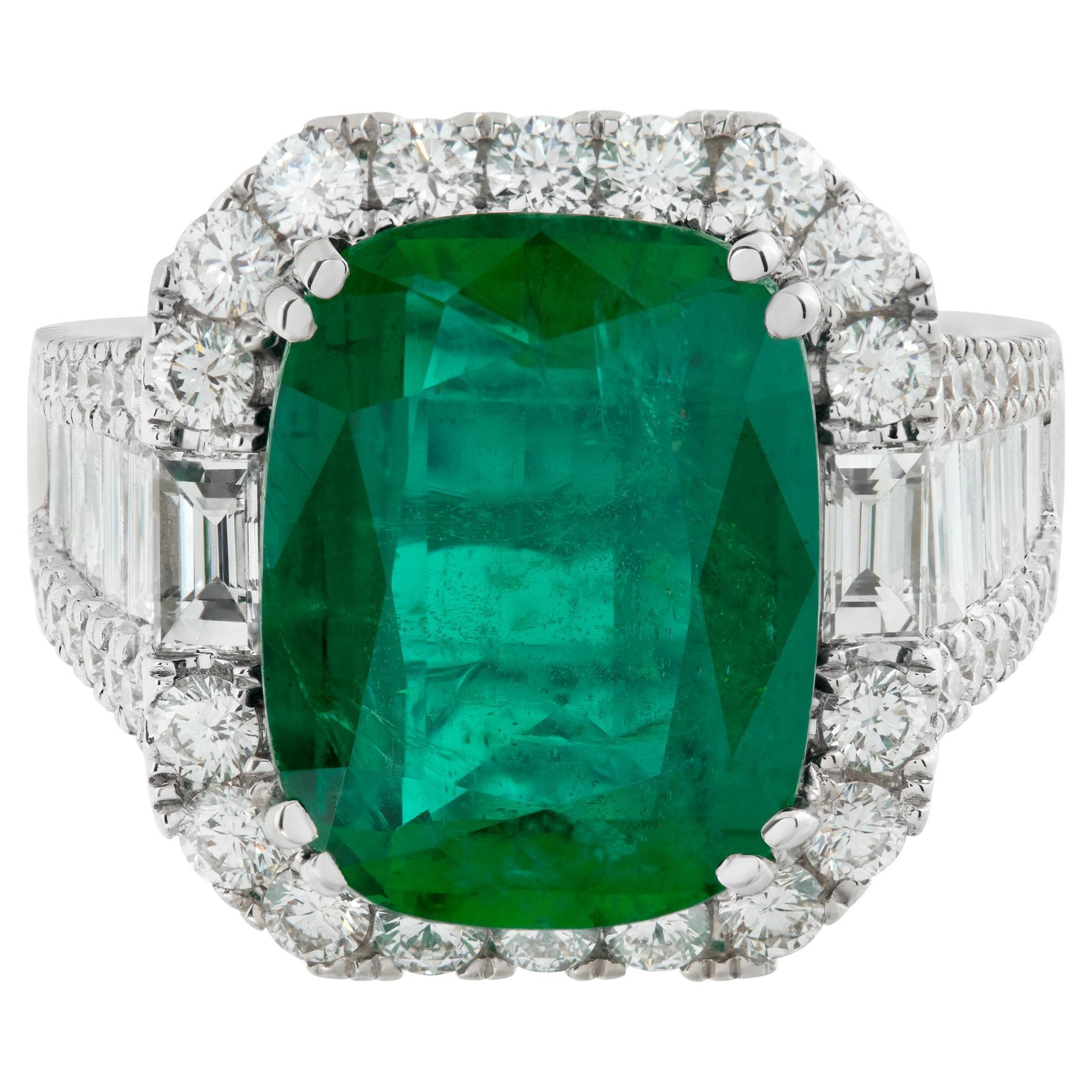 AGL Certified Emerald ring with diamonds in white gold. For Sale