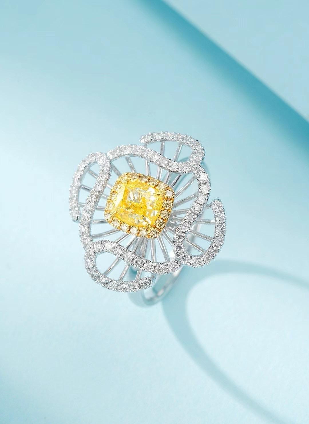 Taille coussin Bague fantaisie jaune 1,01 carat de pureté VS2 avec diamants certifiés AGL en vente