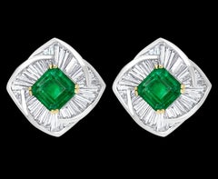 Boucles d'oreilles en or 18 carats avec diamants et émeraude de Colombie taille émeraude de 4 carats certifiée AGL