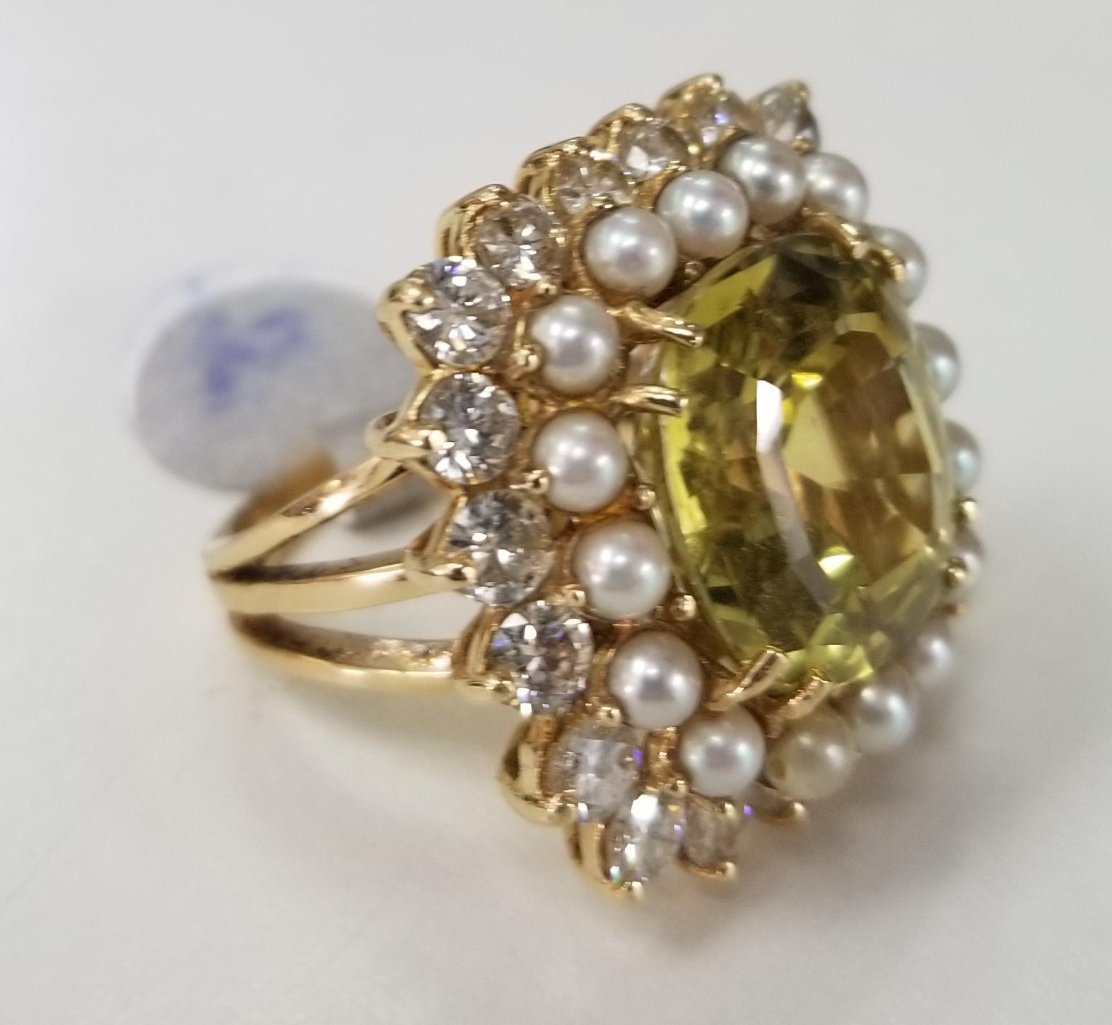 AGL Zertifiziert Natürlich  Ring mit Chrysoberyll-Perlen und Diamanten, enthält 1 Natural  Chrysoberyll (Abmessungen 13,97 x 13,20 x 7,86 mm)  umgeben von 16 3 mm großen Perlen und 20 runden Vollschliff-Diamanten von sehr guter Qualität mit einem