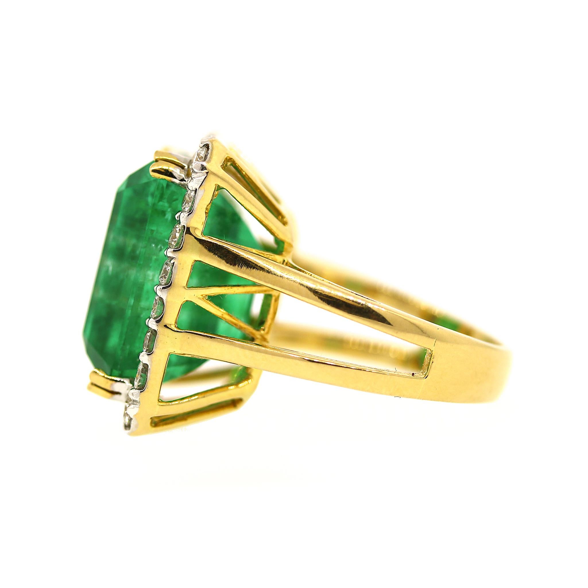 AGL Document No. 1127563
Natural Emerald
Carat Weight: 21.17 tcw
Emerald Cut
Origin: Afghanistan
Set in Yellow Gold with Diamond surrounds