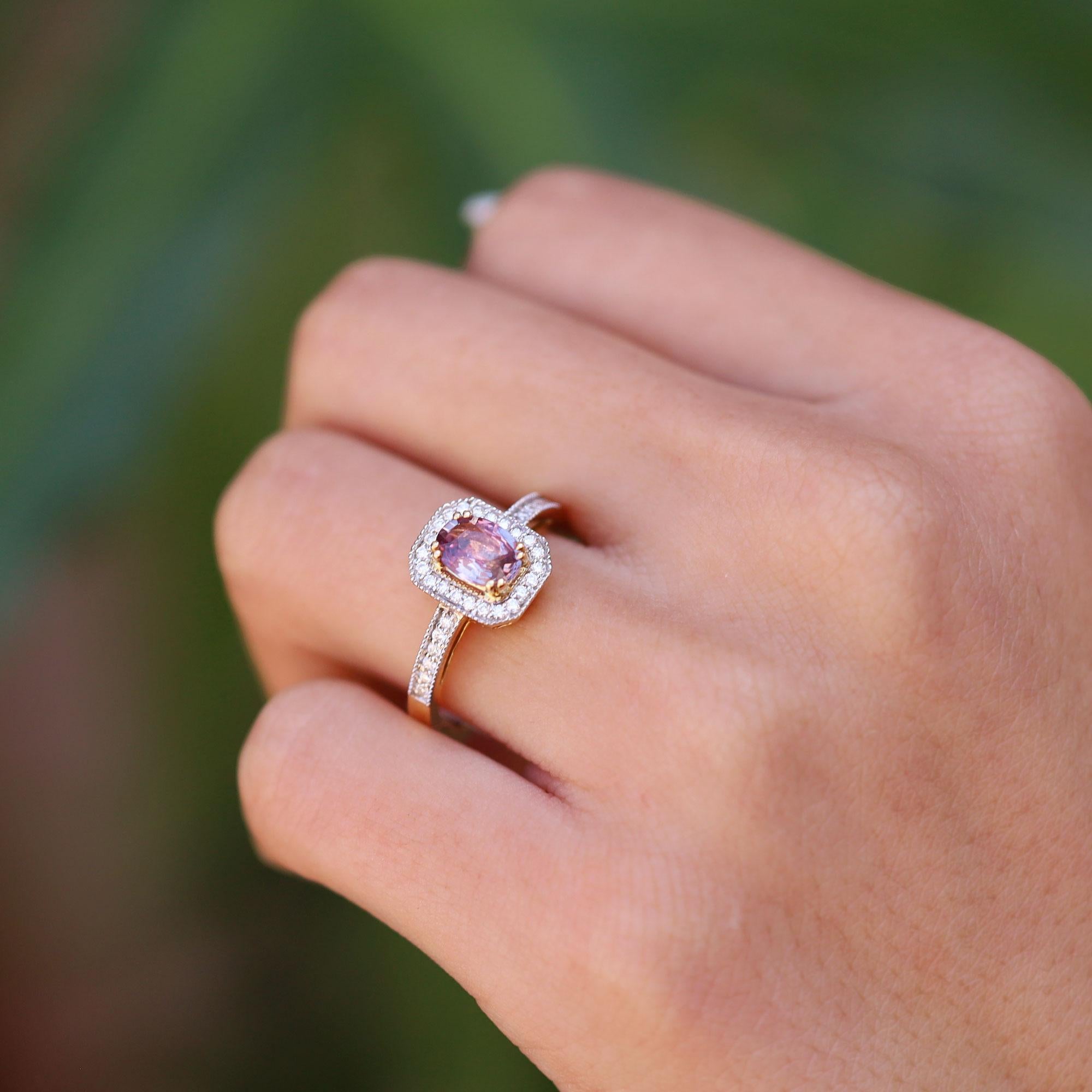 Taille ovale Bague Padparadscha avec diamants et saphir de 0,95 carat certifié AGL, sans chaleur en vente
