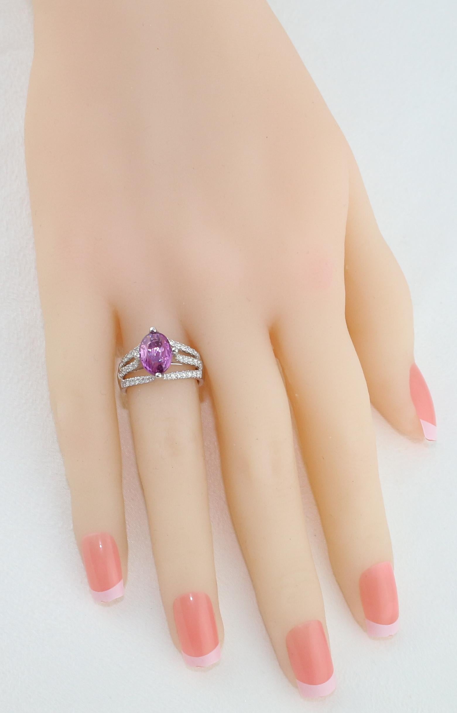 Goldring, AGL-zertifizierter unbehandelter 2,86 Karat ovaler lila rosa Saphir Diamant im Zustand „Neu“ im Angebot in New York, NY