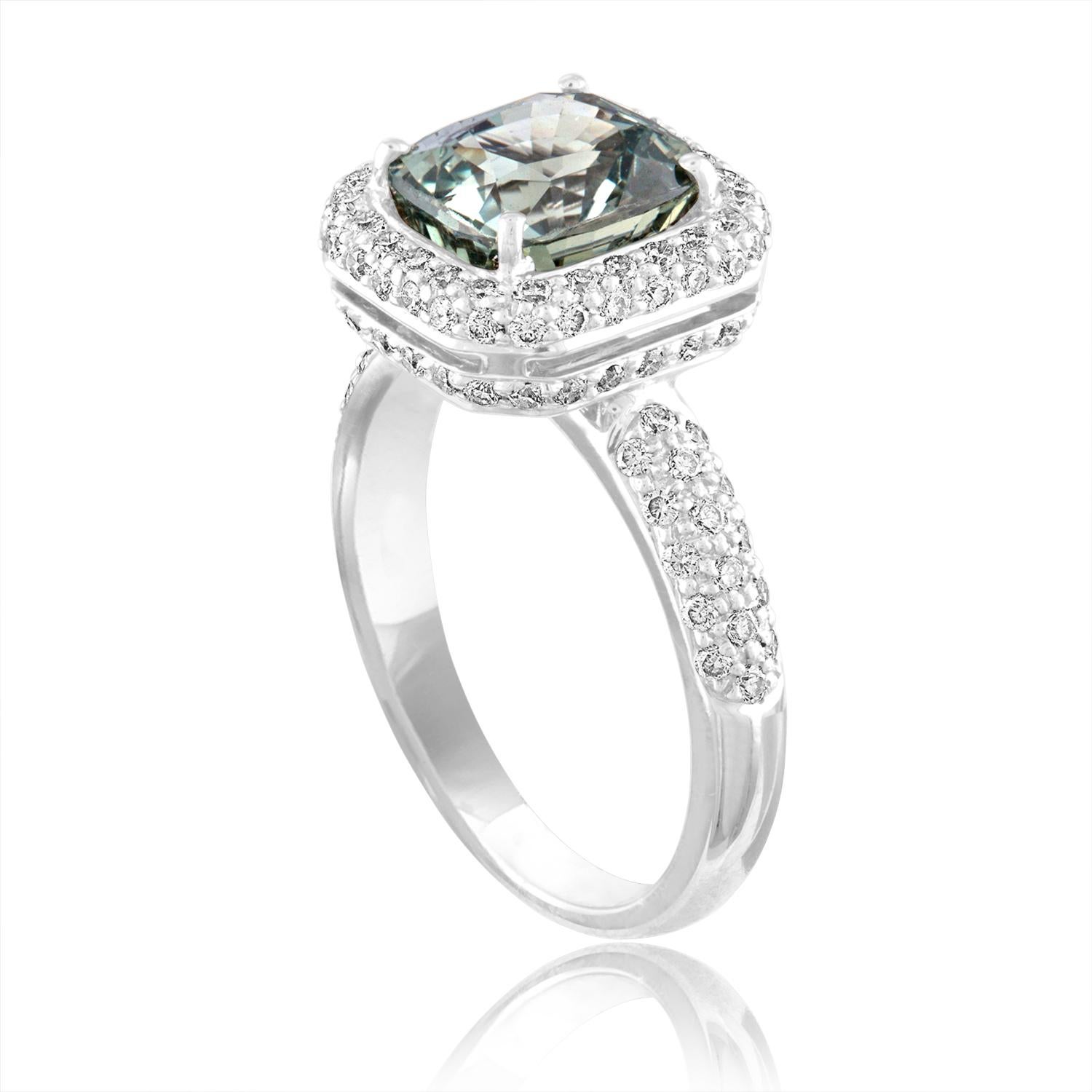Bellissimo anello Halo Pave con taglio a cuscino
L'anello è in oro bianco 18 carati
La pietra centrale è uno zaffiro verde grigio tagliato a cuscino di 3,34 carati.
Lo Zaffiro è certificato AGL NO HEAT
Ci sono 0.68 Carati di diamanti F/G