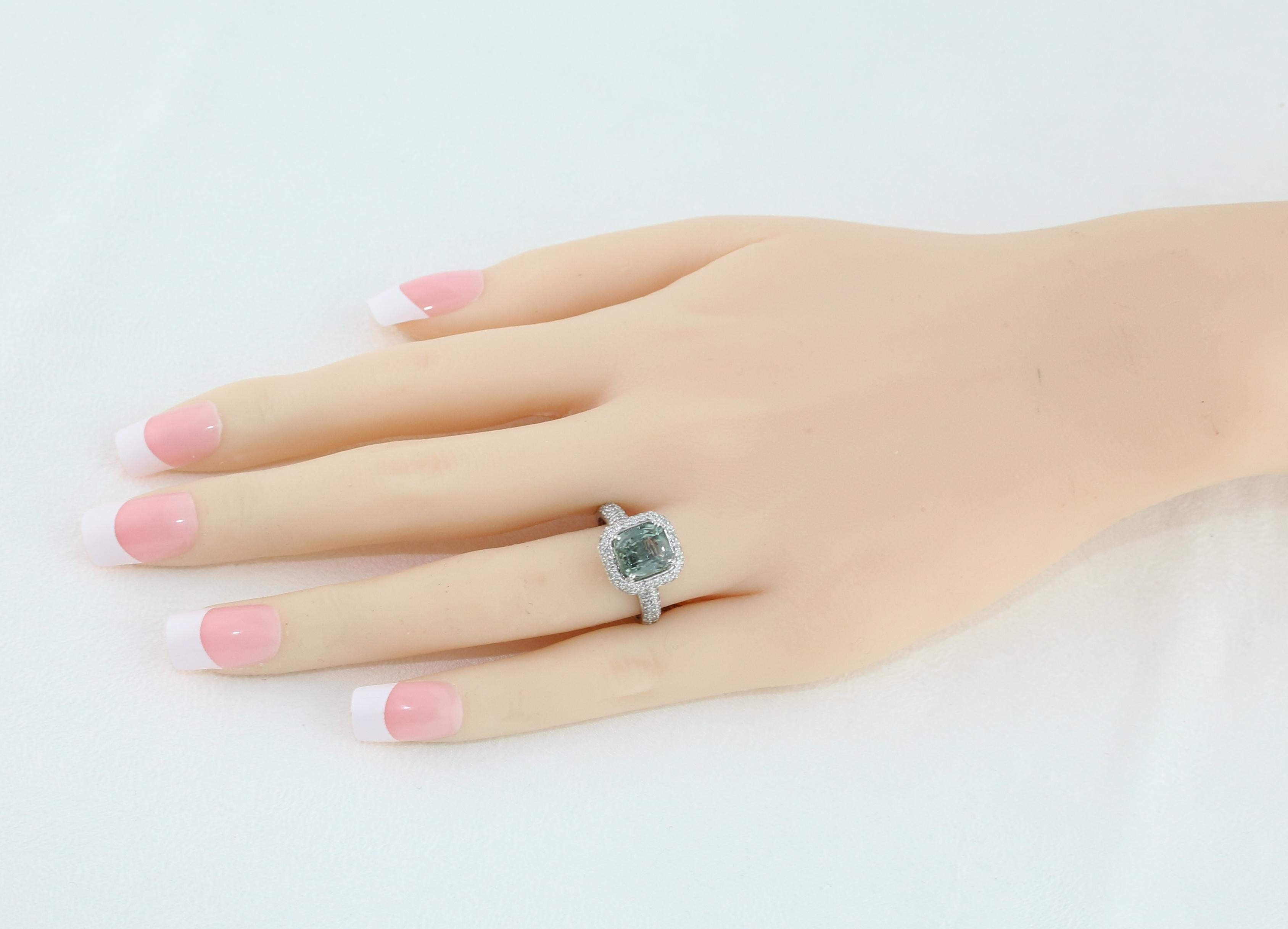 Taglio cuscino Anello in oro con zaffiro verde e pavé di diamanti certificato AGL No Heat da 3,34 carati in vendita