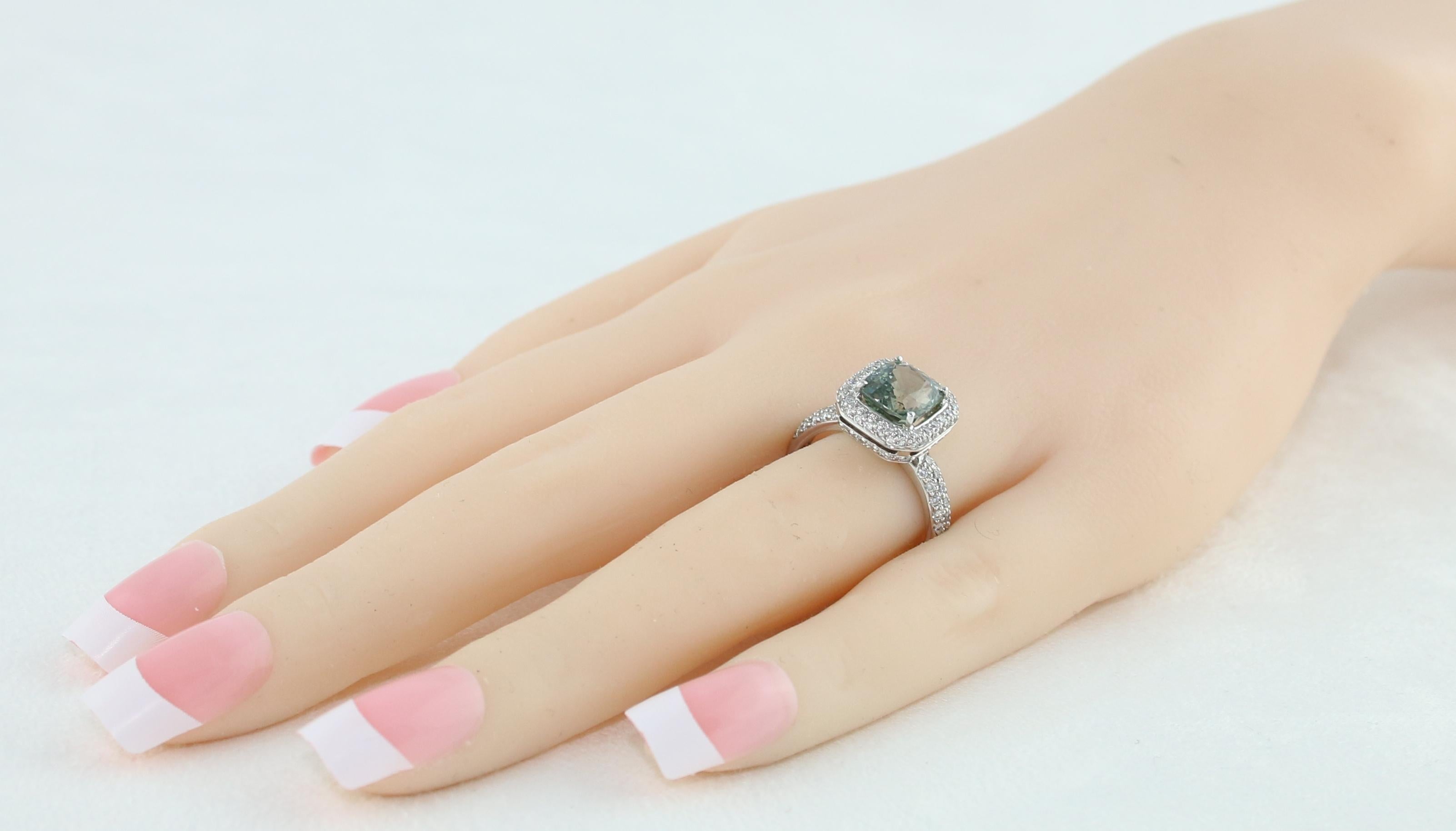 Anello in oro con zaffiro verde e pavé di diamanti certificato AGL No Heat da 3,34 carati In condizioni Nuovo in vendita a New York, NY