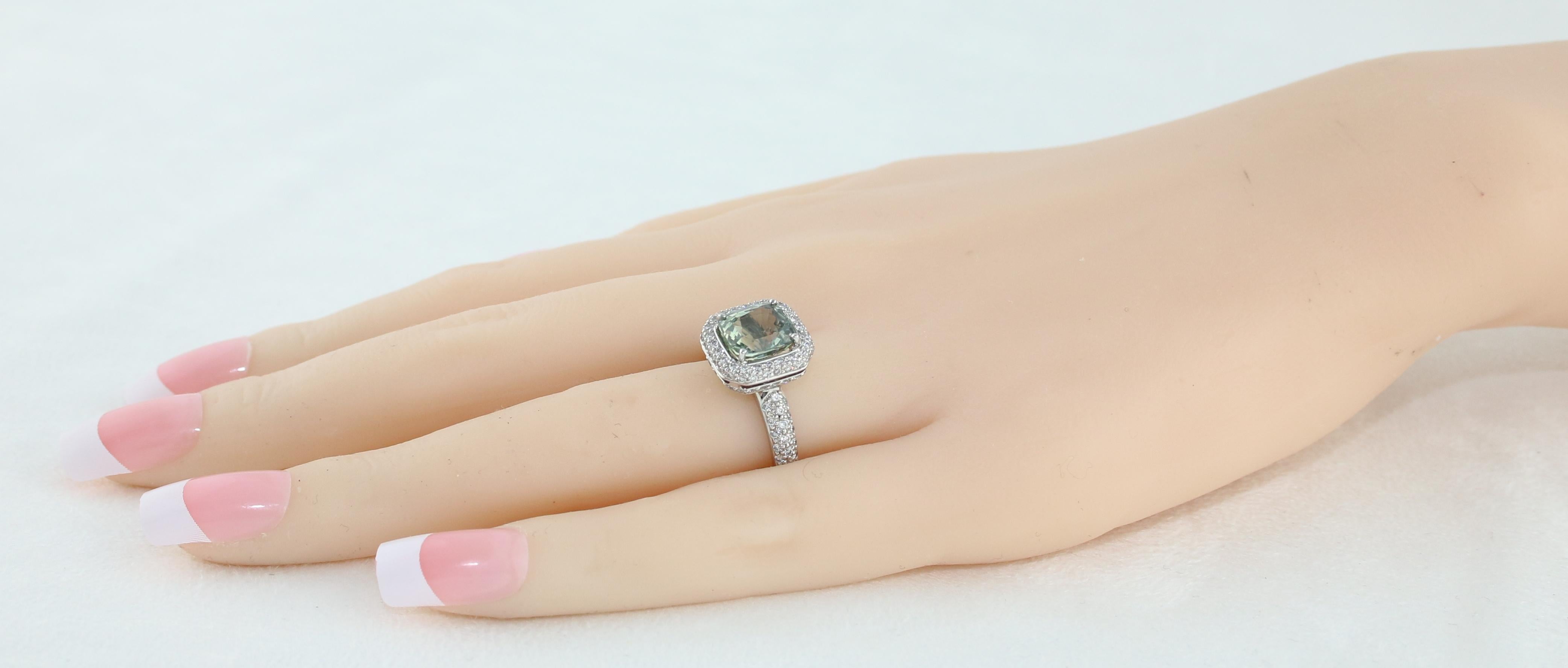 Donna Anello in oro con zaffiro verde e pavé di diamanti certificato AGL No Heat da 3,34 carati in vendita