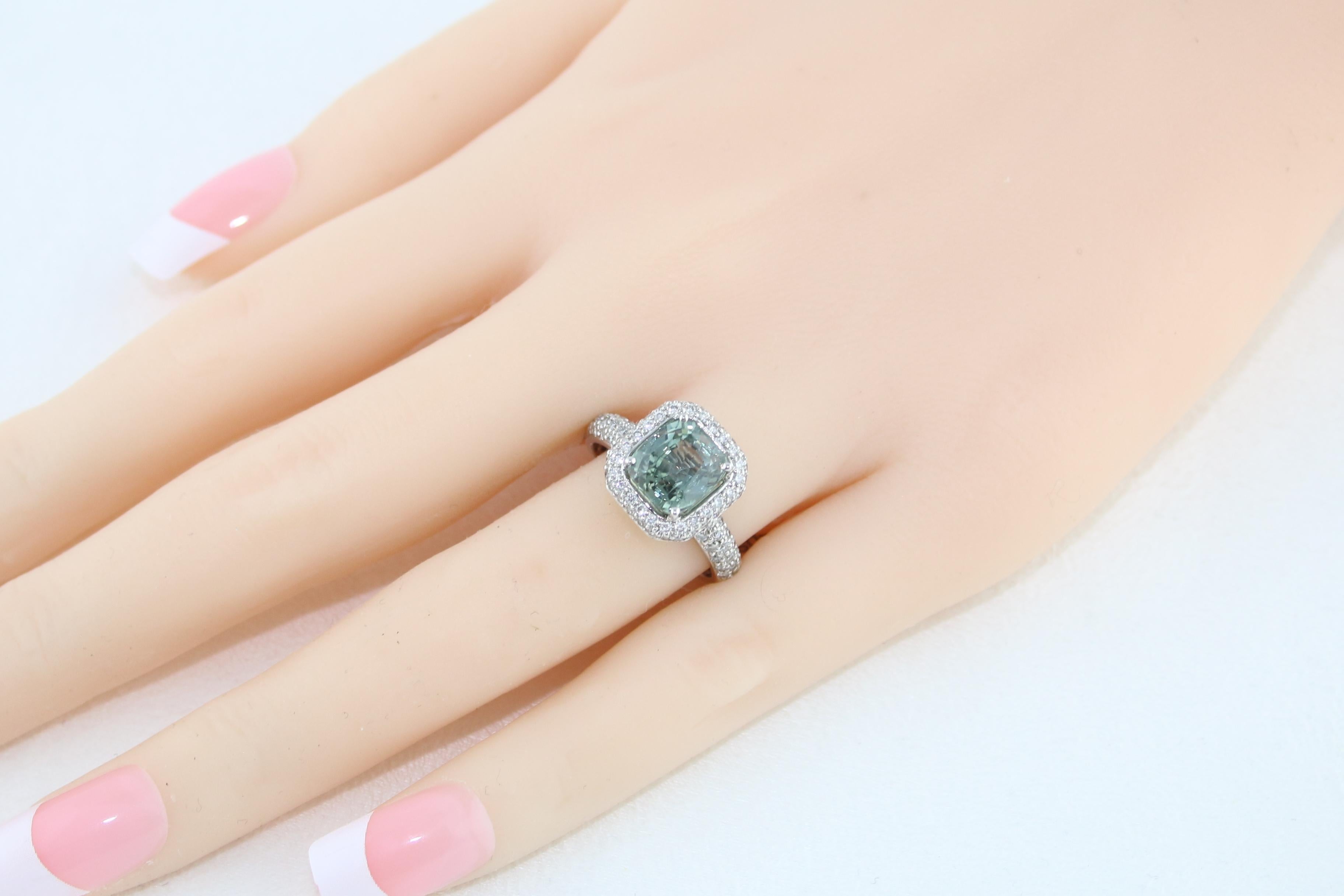 Anello in oro con zaffiro verde e pavé di diamanti certificato AGL No Heat da 3,34 carati in vendita 1